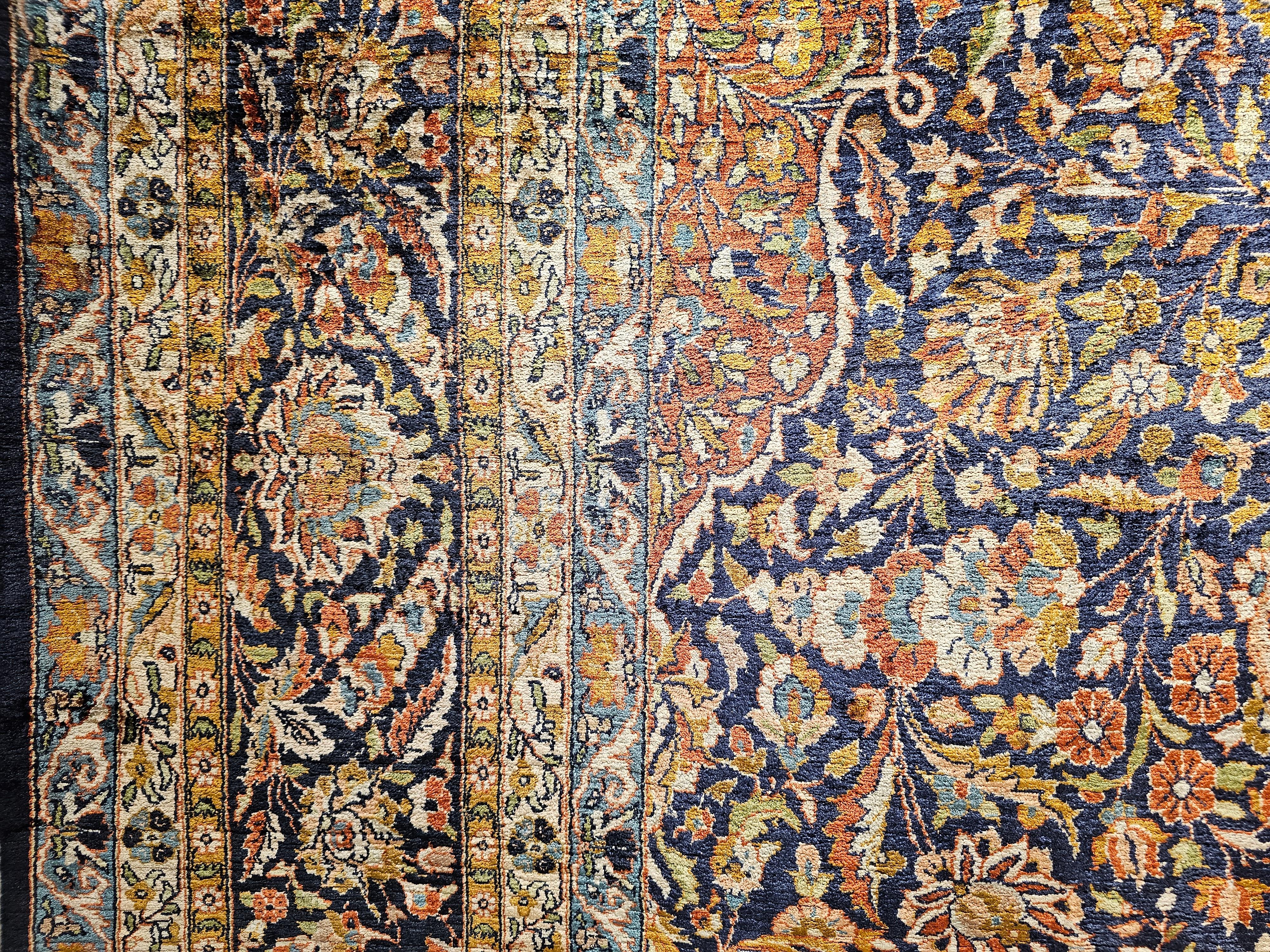 Tappeto persiano d'epoca in seta Tabriz con disegno di giardino floreale in blu, oro e rosso in vendita 2