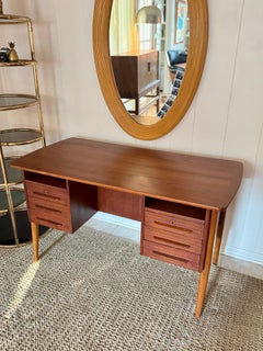 Beautiful vintage teak mid century modern front facing desk, circa 1960s