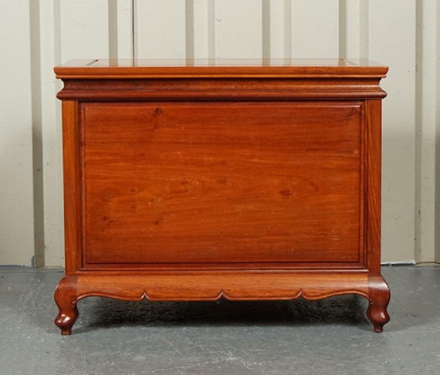 Nous avons le plaisir de vous proposer à la vente cette magnifique commode orientale en teck de style Vintage.

Nous l'avons légèrement restauré en le nettoyant à la main, en le cirant et en le polissant.

Dimensions : 68,5 L x 43 P x 56 H