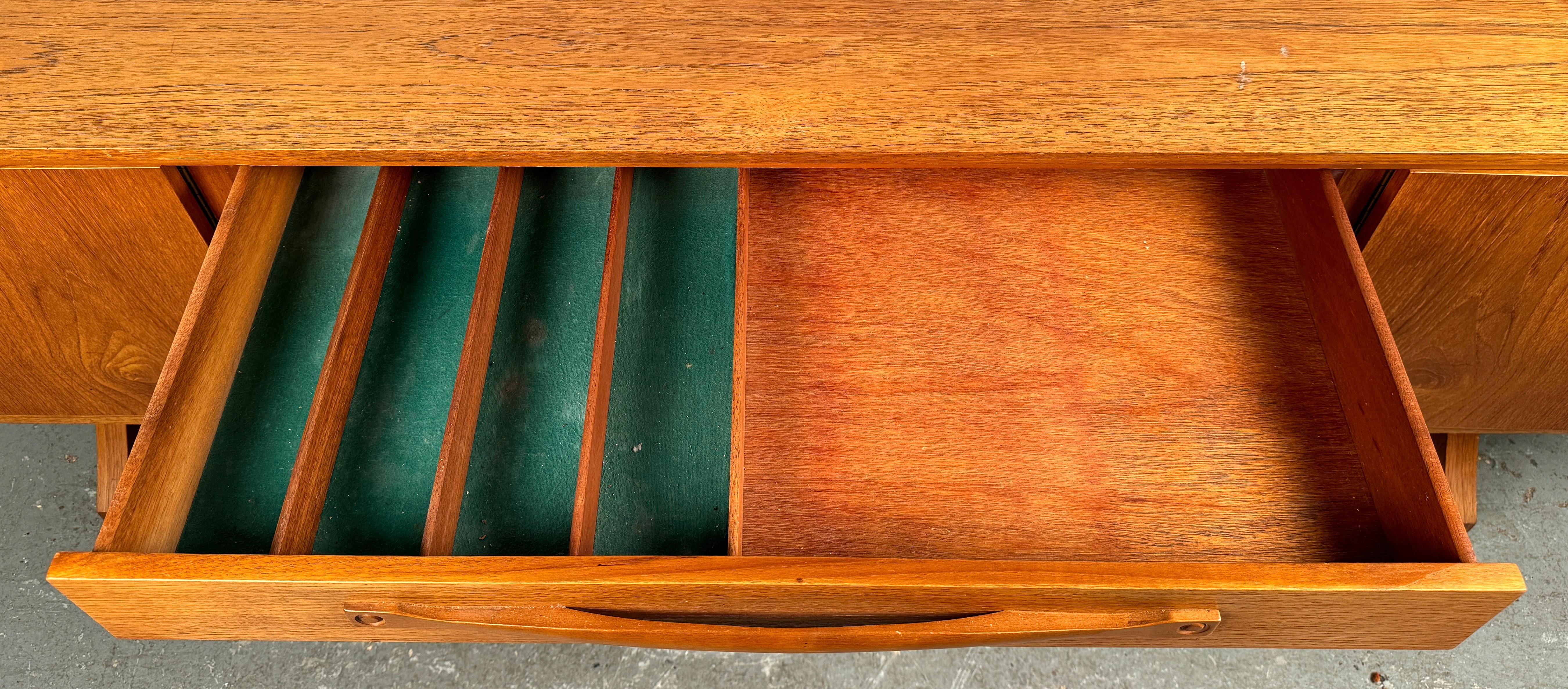 Bellissima credenza in teak vintage di Beautility in vendita 8