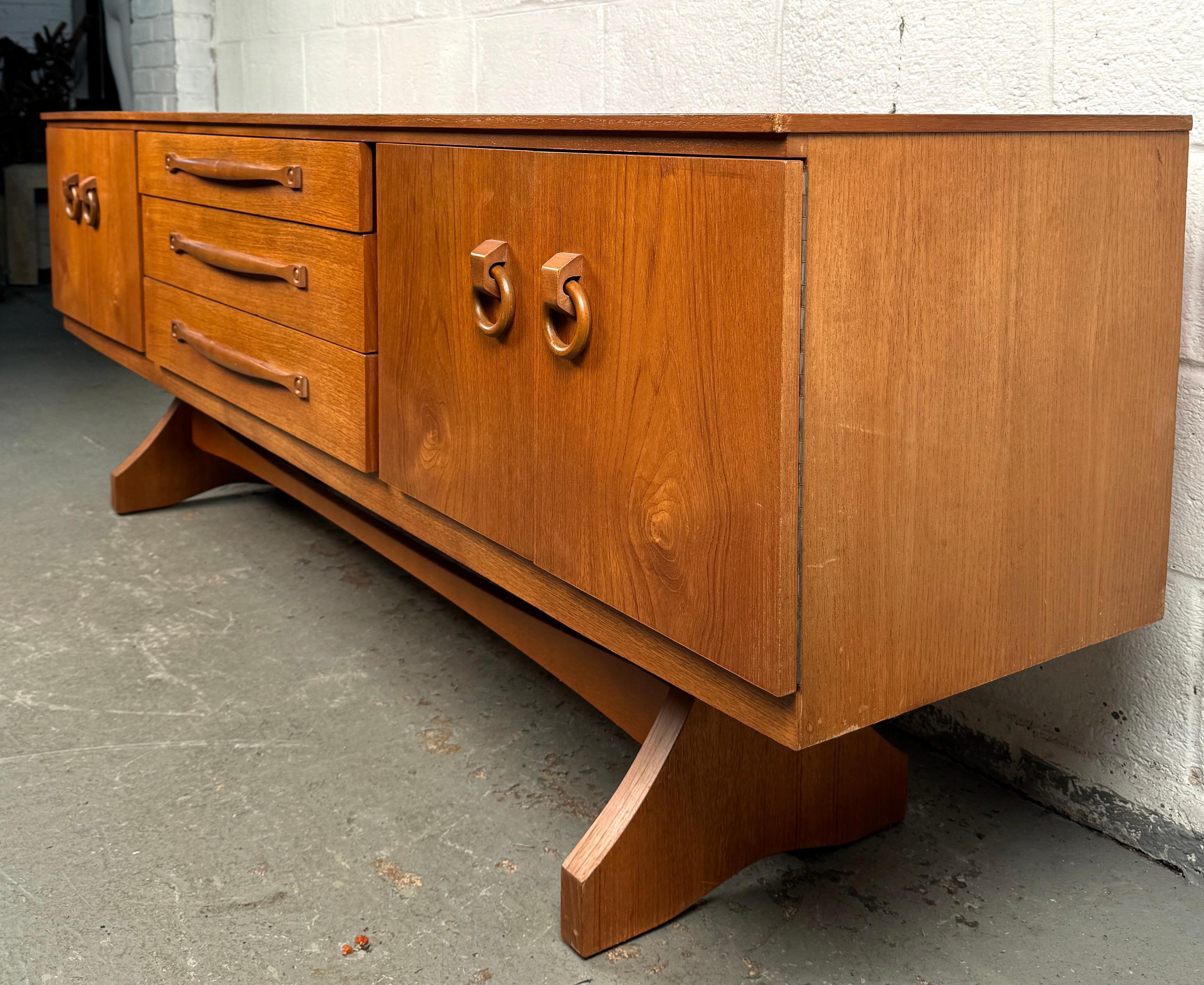 Mid-Century moderno Bellissima credenza in teak vintage di Beautility in vendita