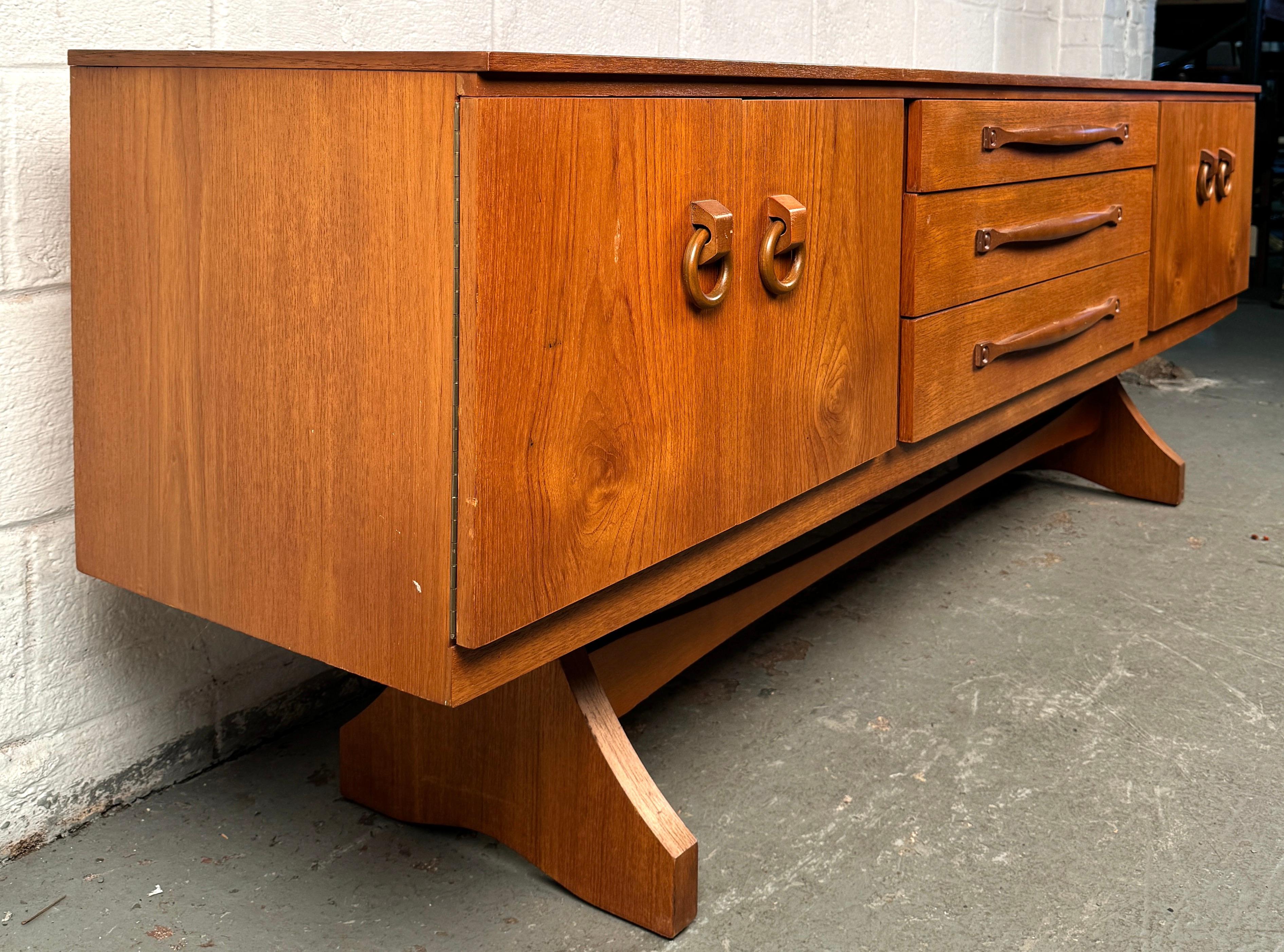 Britannico Bellissima credenza in teak vintage di Beautility in vendita