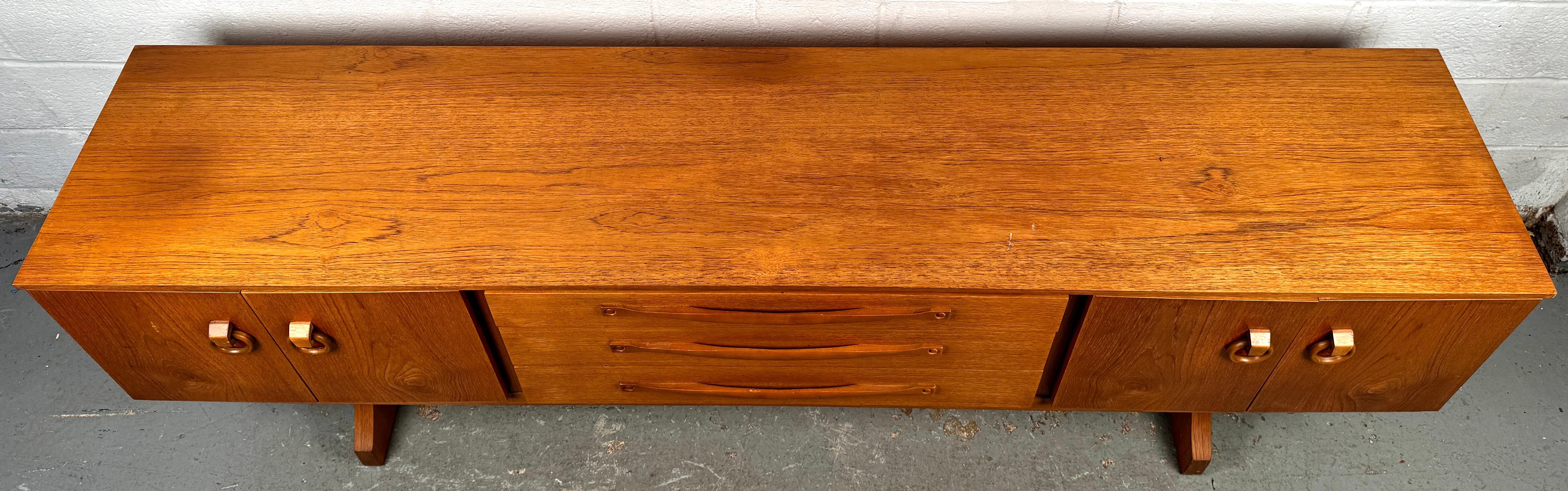 Bellissima credenza in teak vintage di Beautility In condizioni buone in vendita a Brooklyn, NY