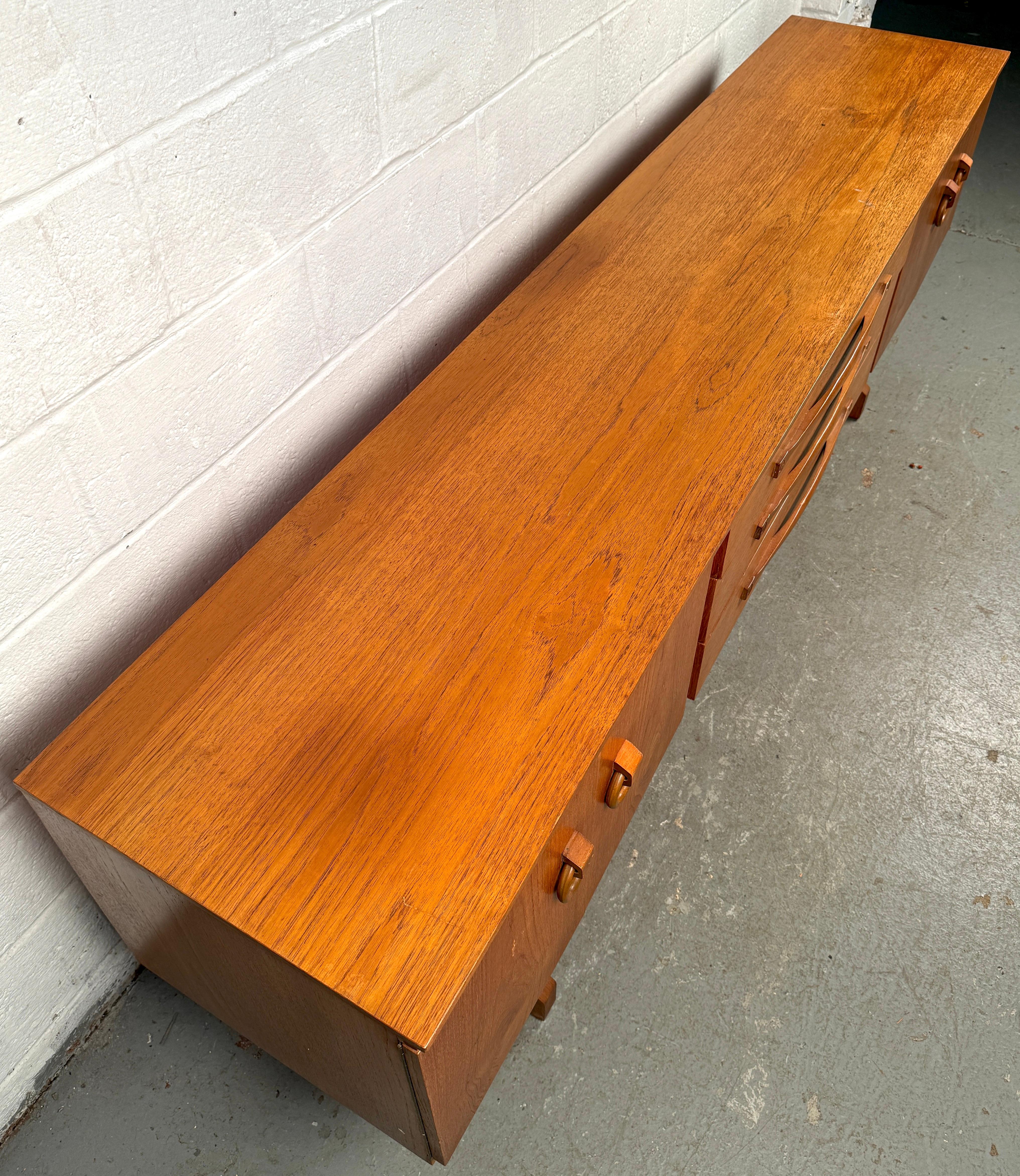 XX secolo Bellissima credenza in teak vintage di Beautility in vendita