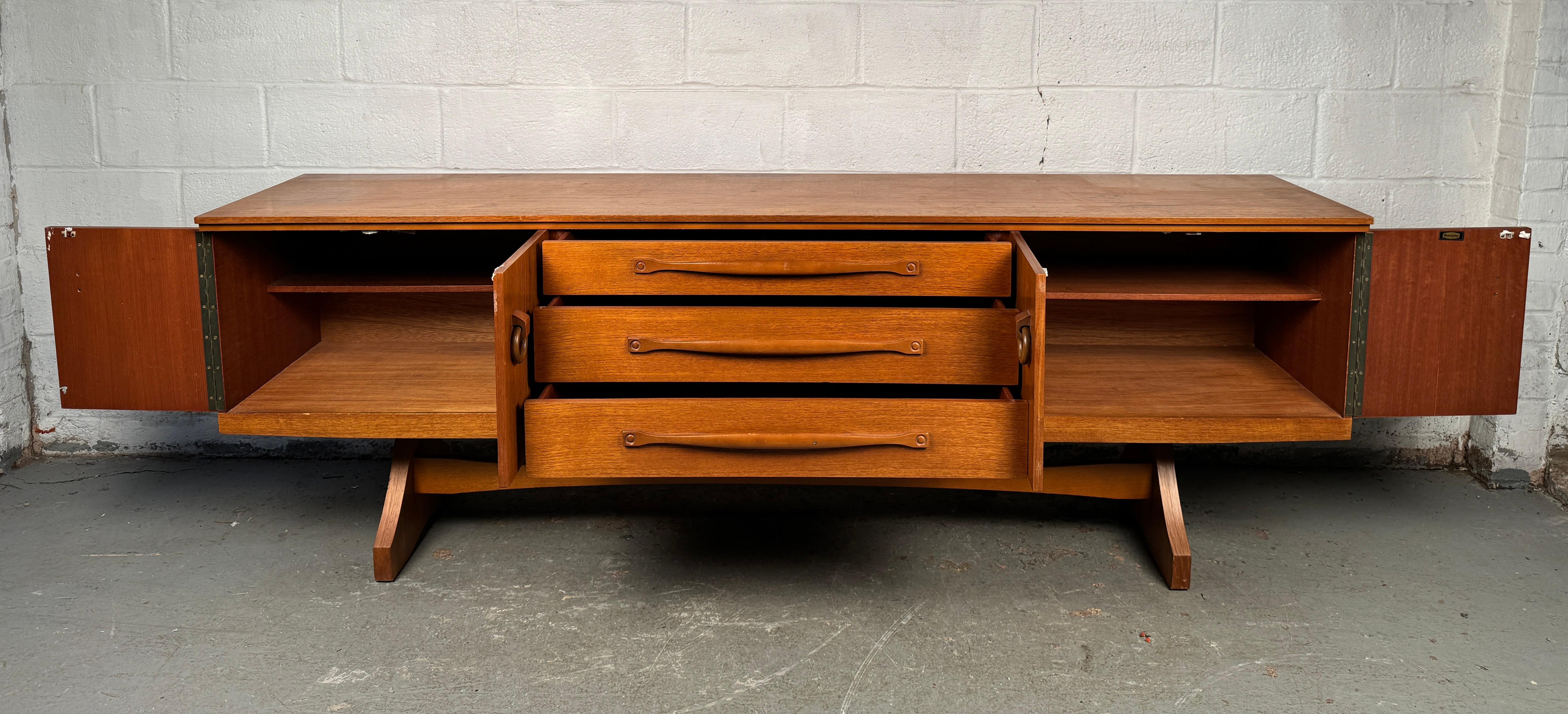 Teak Bellissima credenza in teak vintage di Beautility in vendita