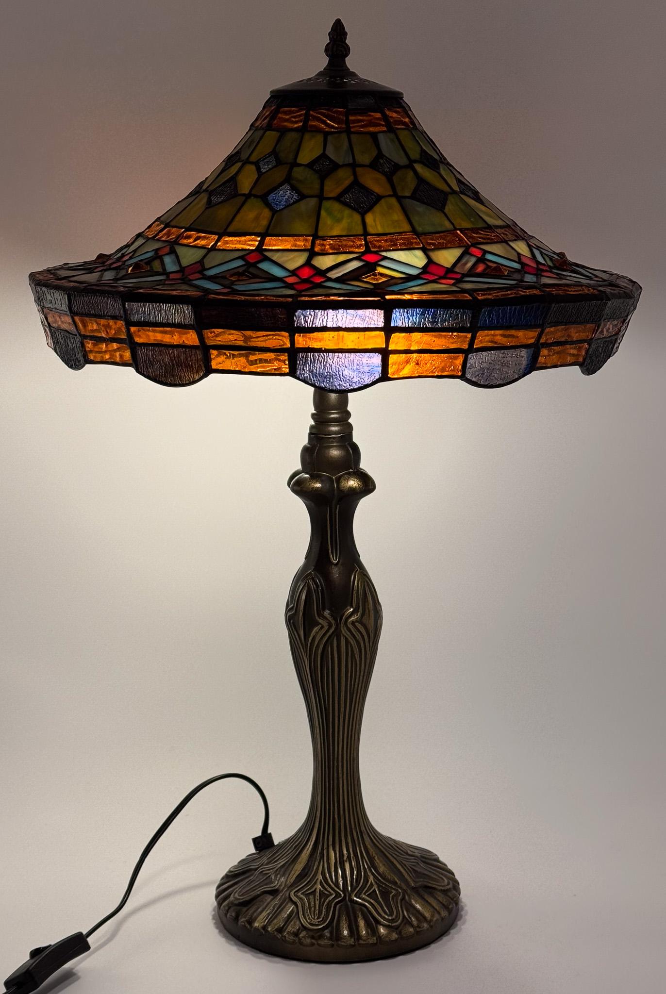 
We are delighted to offer for sale this Stunning Vintage Tiffany-style Stained Glass Geometry Table Lamp.

Please carefully examine the pictures to see the condition before purchasing, as they form part of the description. If you have any