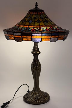 BEAUTIFUL VINTAGE TIFFANY STYLE STAiNED GLASS GEOMETRY LAMP