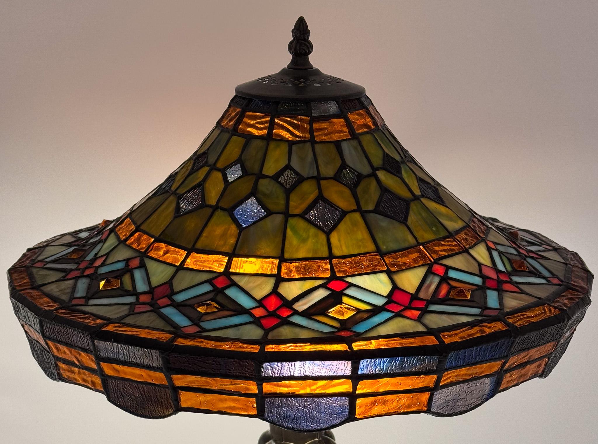 British BEAUTIFUL VINTAGE TIFFANY STYLE STAiNED GLASS GEOMETRY LAMP