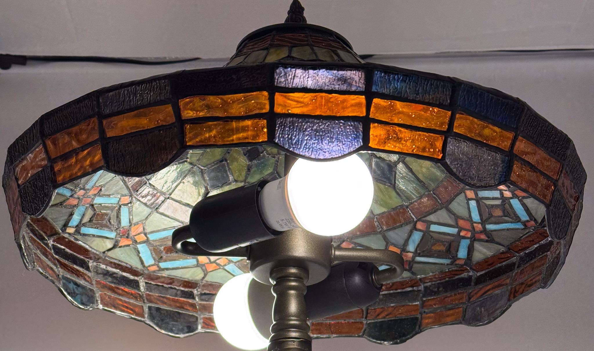 Hand-Crafted BEAUTIFUL VINTAGE TIFFANY STYLE STAiNED GLASS GEOMETRY LAMP