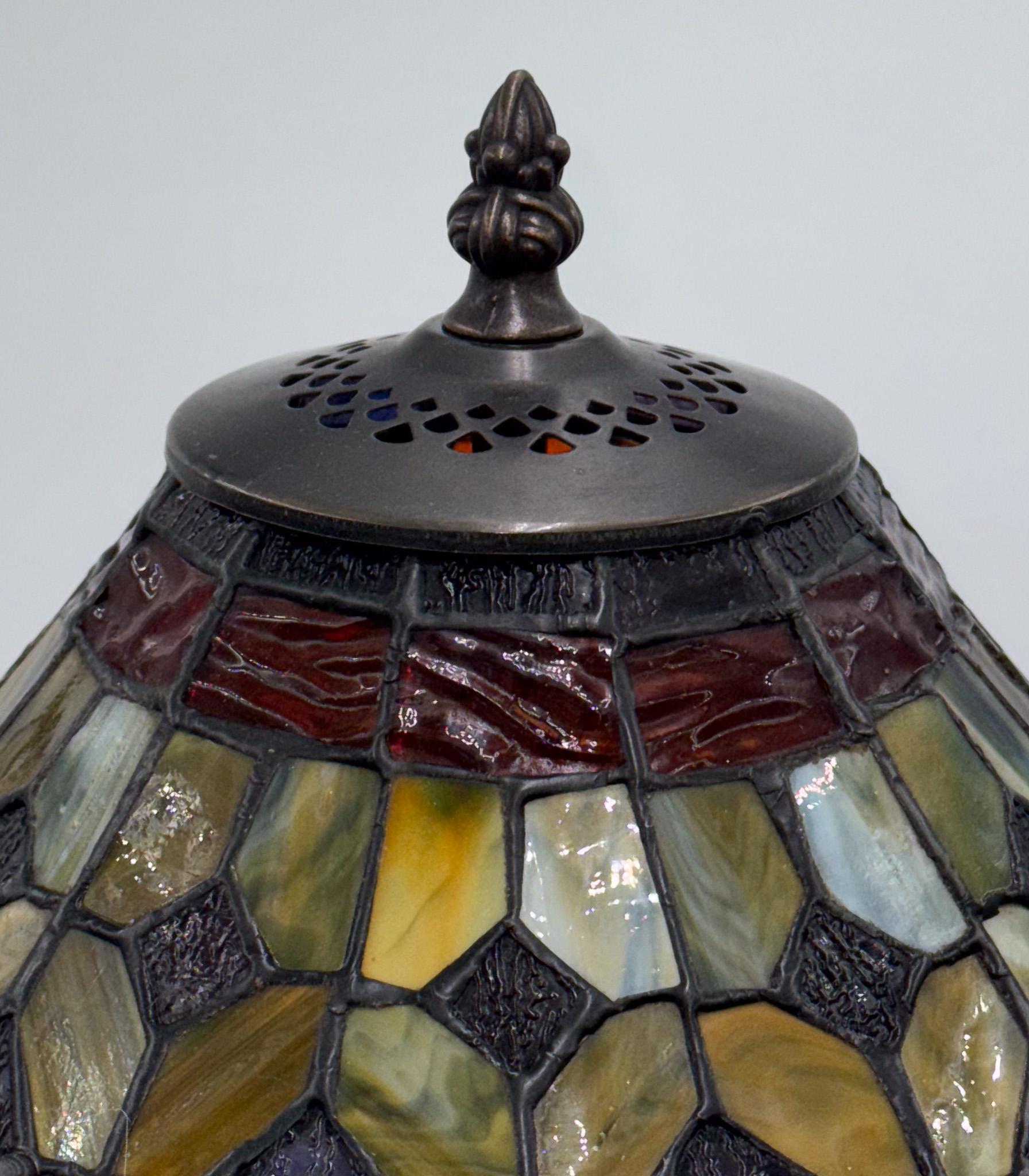 BEAUTIFUL VINTAGE TIFFANY STYLE STAiNED GLASS GEOMETRY LAMP In Good Condition In Pulborough, GB