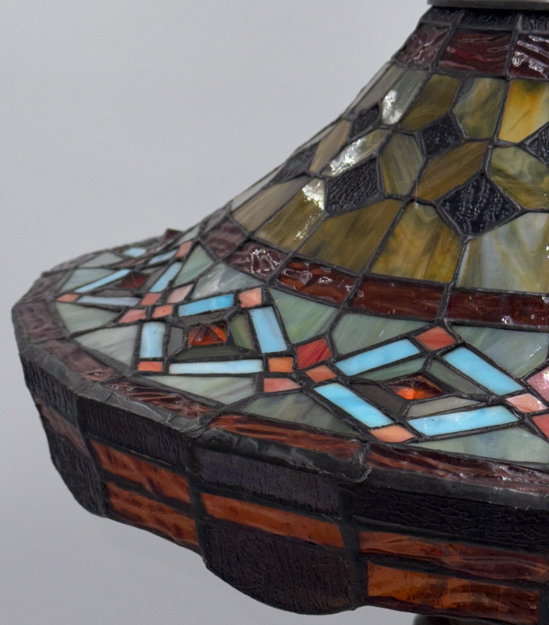 20th Century BEAUTIFUL VINTAGE TIFFANY STYLE STAiNED GLASS GEOMETRY LAMP