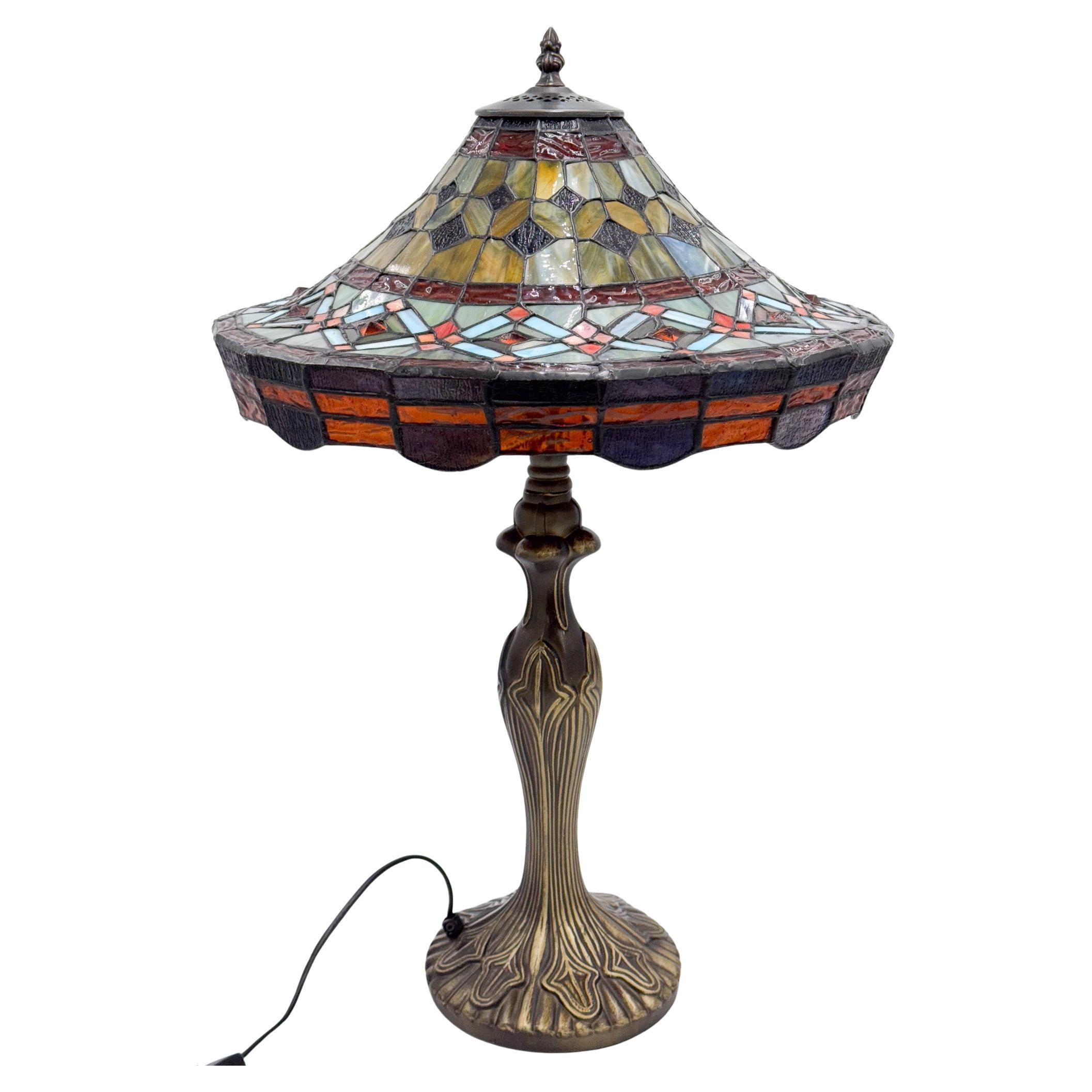 BEAUTIFUL VINTAGE TIFFANY  Style STAiNED GLASS GEOMETRY LAMP