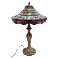 BEAUTIFUL VINTAGE TIFFANY STYLE STAiNED GLASS GEOMETRY LAMP