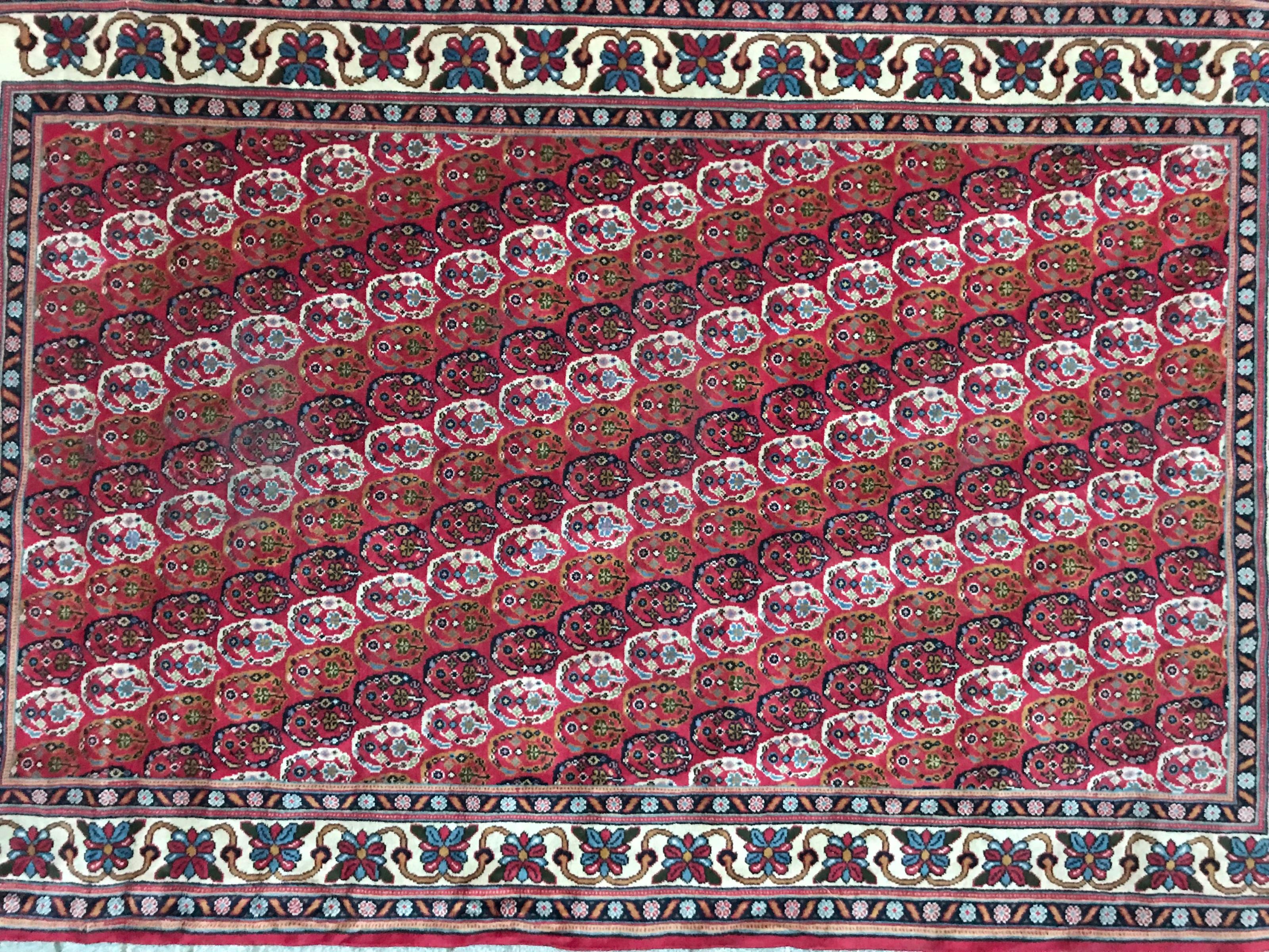 Schöner persischer Designteppich aus Siebenbürgen aus dem 20. Jahrhundert, mit dekorativem Botteh-Muster und schönen Farben in Rosa, Blau, Grün und Gelb, komplett handgeknüpft mit Wollsamt auf Baumwollgrund.