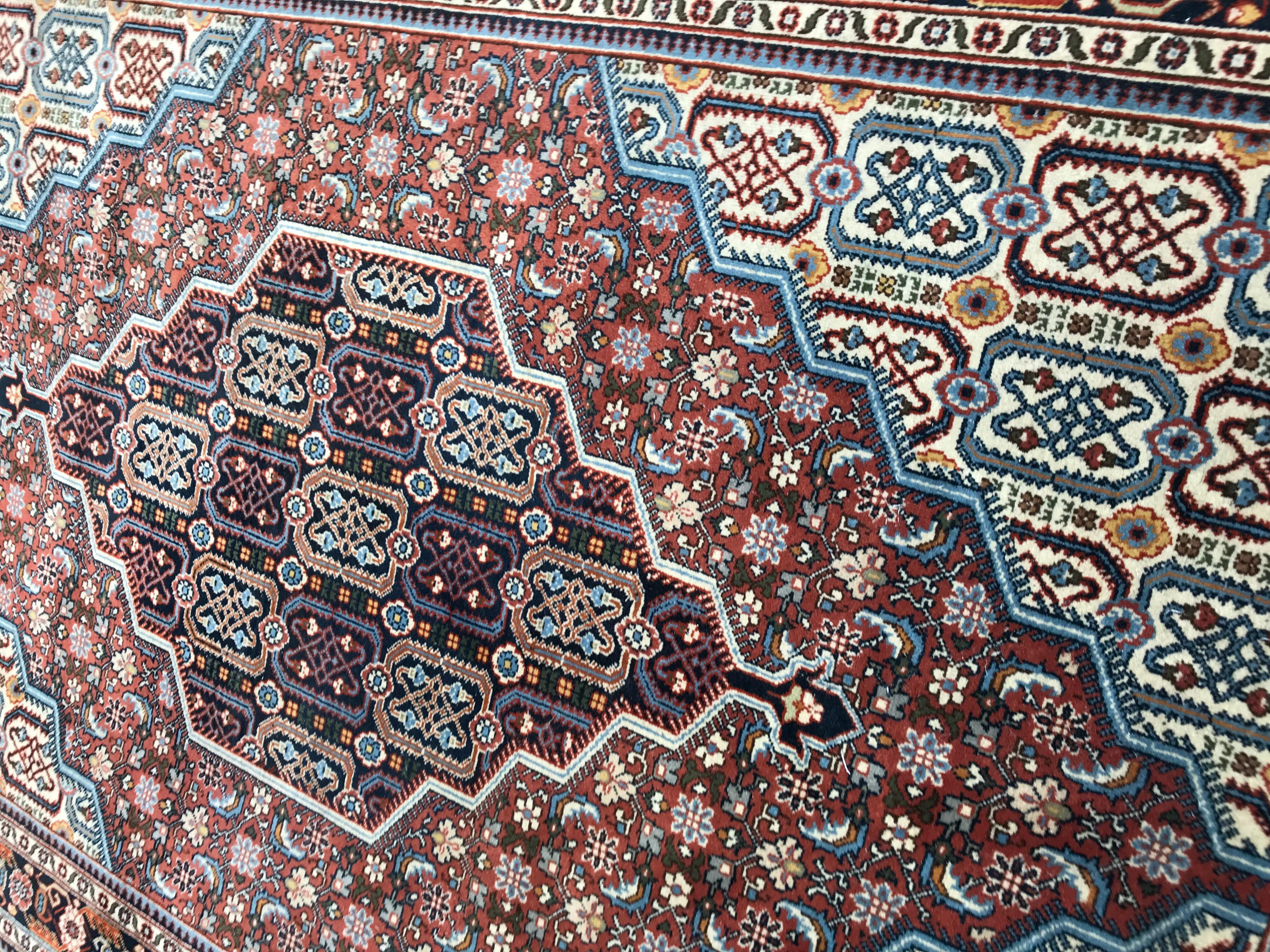 Entdecken Sie die zeitlose Eleganz dieses schönen transsilvanischen Teppichs aus der Mitte des 20. Jahrhunderts. Der mit Präzision handgeknüpfte Wollsamt auf Baumwollbasis sorgt für ein luxuriöses Gefühl. Das lebendige Design zeigt stilisierte