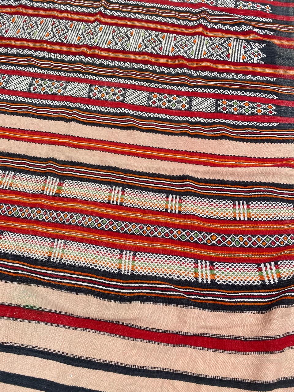 Joli Kilim marocain du milieu du siècle avec de beaux motifs géométriques et tribaux et de belles couleurs, entièrement tissé à la main avec de la laine sur une base de laine.

✨✨✨
