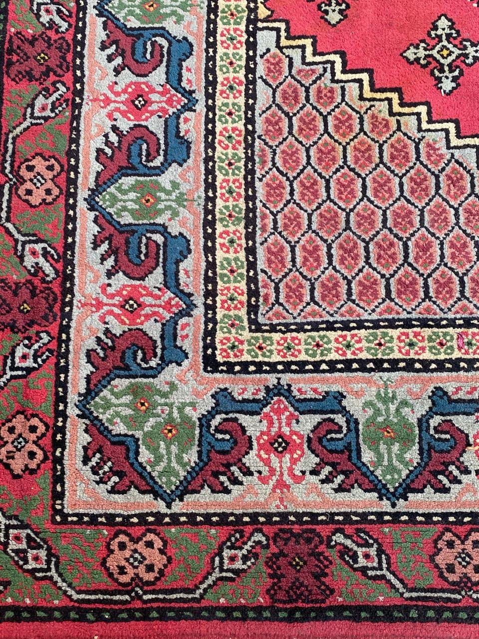 Tapis tunisien exquis de la fin du 20e siècle
Ce superbe tapis tunisien de la fin du XXe siècle est un véritable chef-d'œuvre. Doté d'un design géométrique fascinant et d'une délicieuse palette de couleurs (rose, bleu, vert et violet), il témoigne