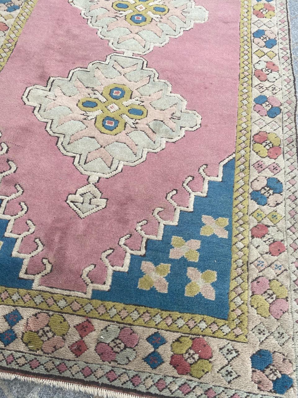 Beautiful mid century Turkish rug with a geometrical Kazak design and beautiful colors with pink, entirely hand knotted with wool velvet on wool foundation.

✨✨✨

