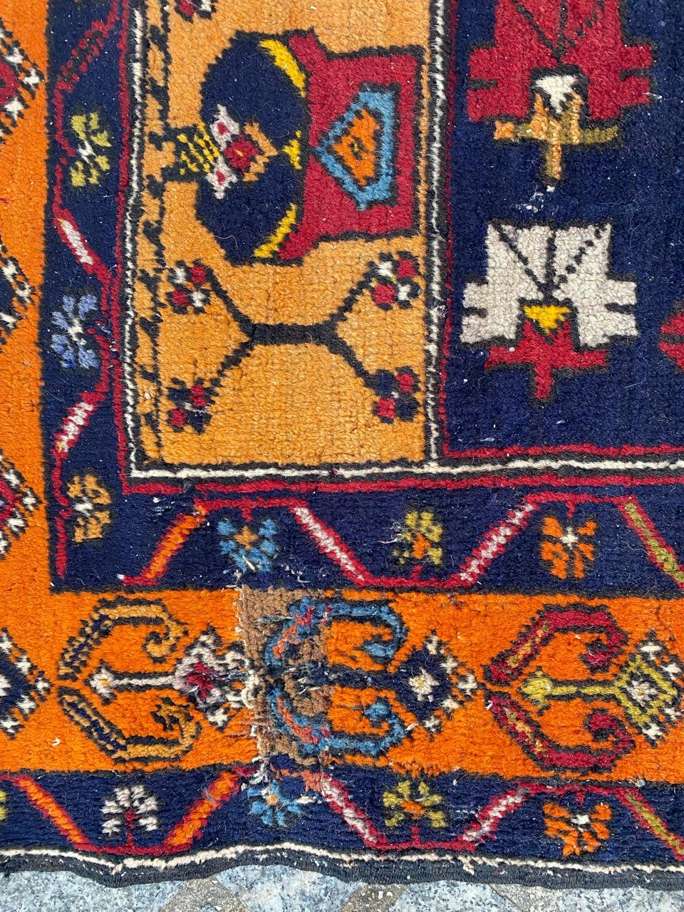 Joli tapis turc du milieu du siècle avec un beau design géométrique et de belles couleurs, entièrement noué à la main avec du velours de laine sur une base de laine.

✨✨✨
