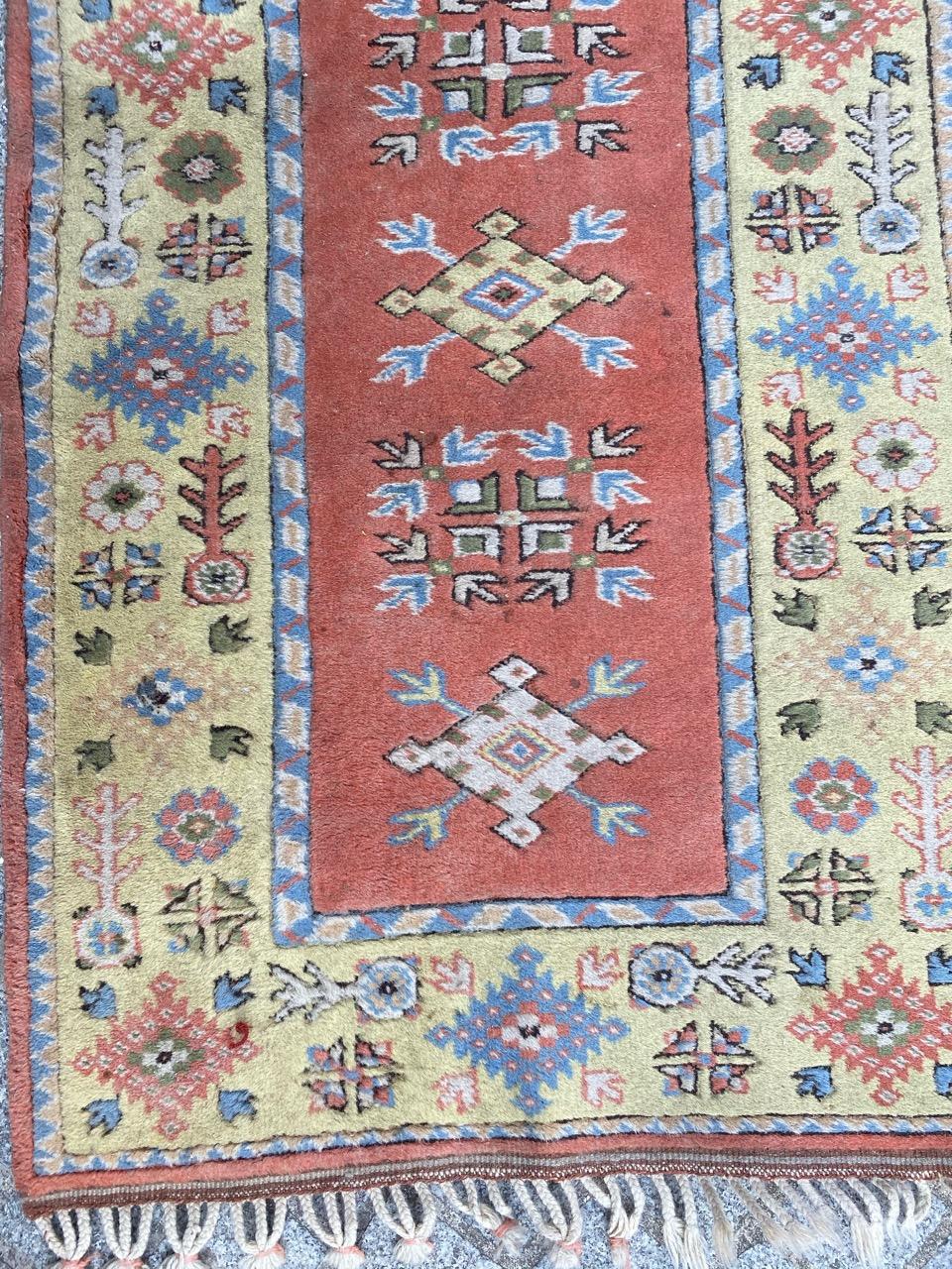 Hübscher türkischer Flurteppich mit geometrischen Mustern und hübschen Farben auf rosafarbenem Hintergrund, vollständig handgeknüpft, mit Wollflor auf einem Wollfond.