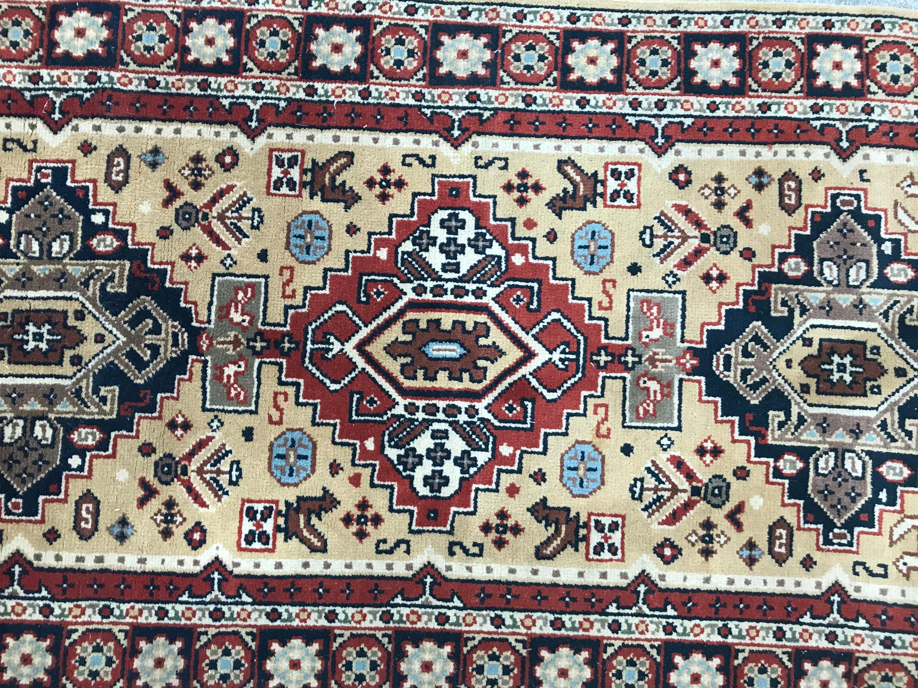 türkischer Teppich des 20. Jahrhunderts mit geometrischem Muster und gelbem Feld sowie blauen, roten, braunen und grauen Streifen, vollständig handgeknüpft mit Wollsamt auf Baumwollgrund.
