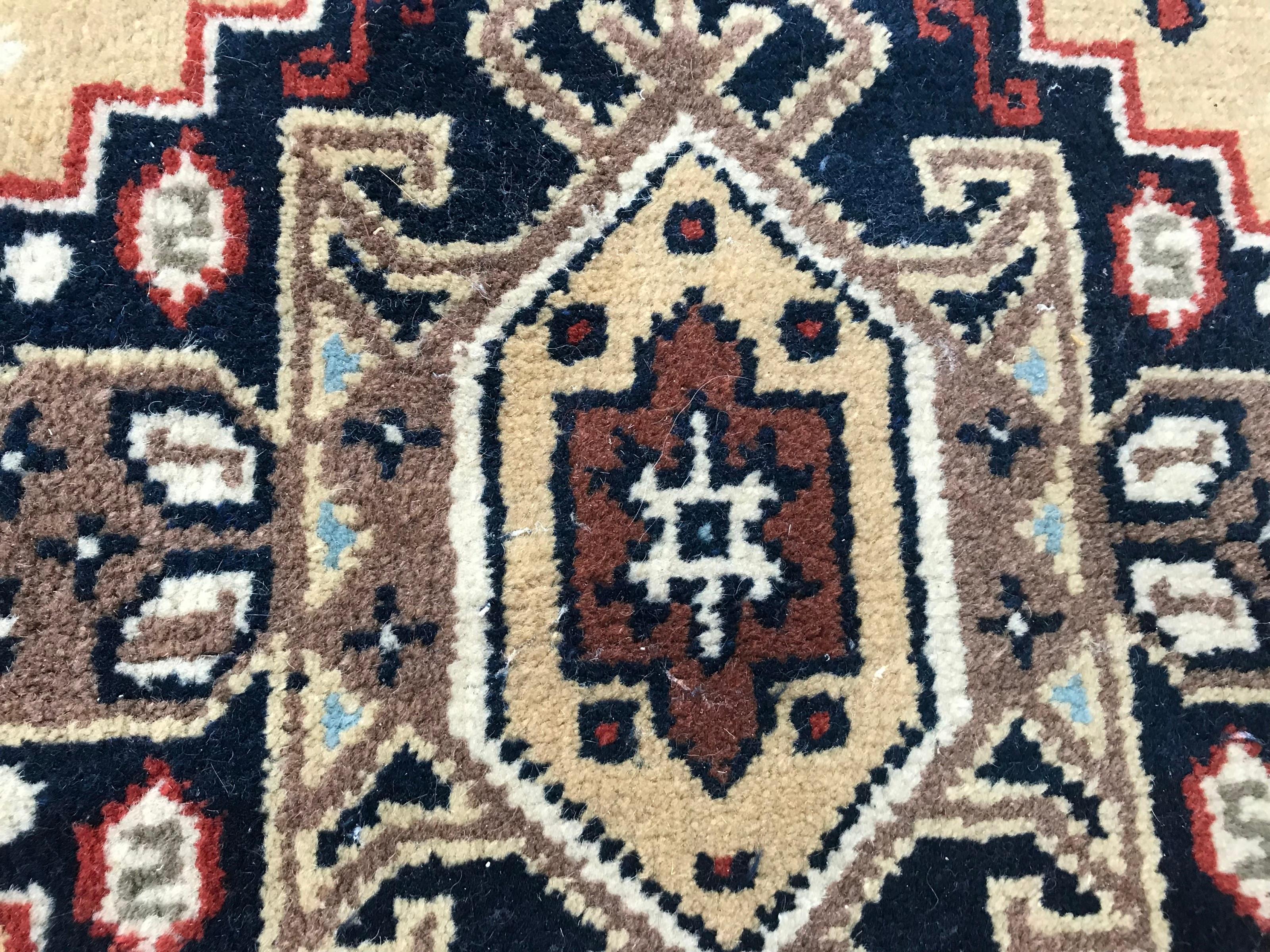 Schöner türkischer Sparta Teppich im Vintage-Stil (20. Jahrhundert) im Angebot
