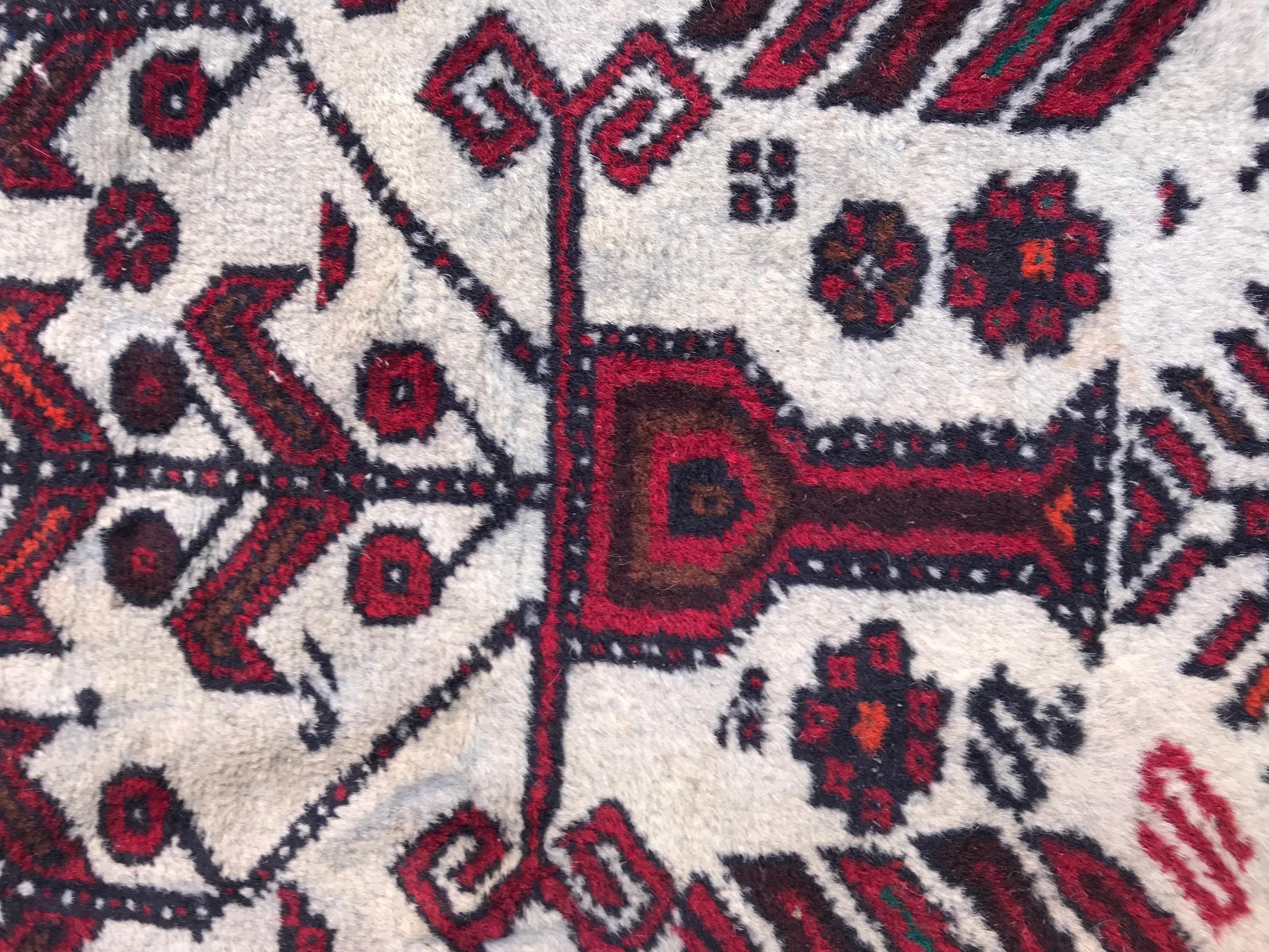 Bobyrug’s Beautiful Vintage Turkmen Baluch Rug In Good Condition For Sale In Saint Ouen, FR