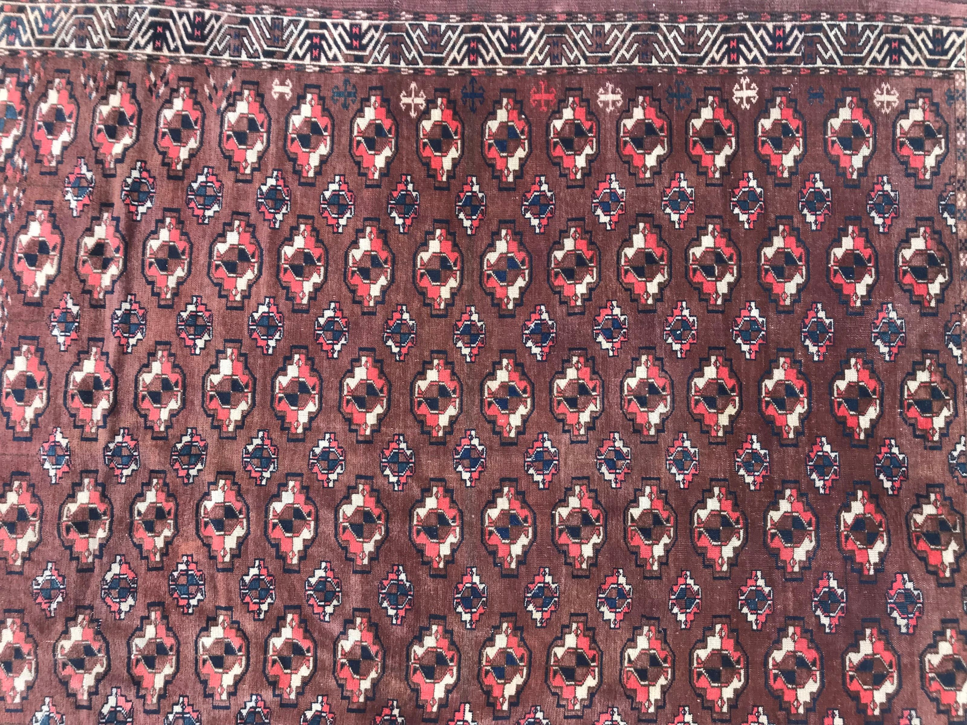 Nice 20th century Turkmen Afghan rug with a Boukhara design and beautiful colors with brown field and blue, pink and black, finely hand knotted with wool velvet on wool foundation.

✨✨✨
