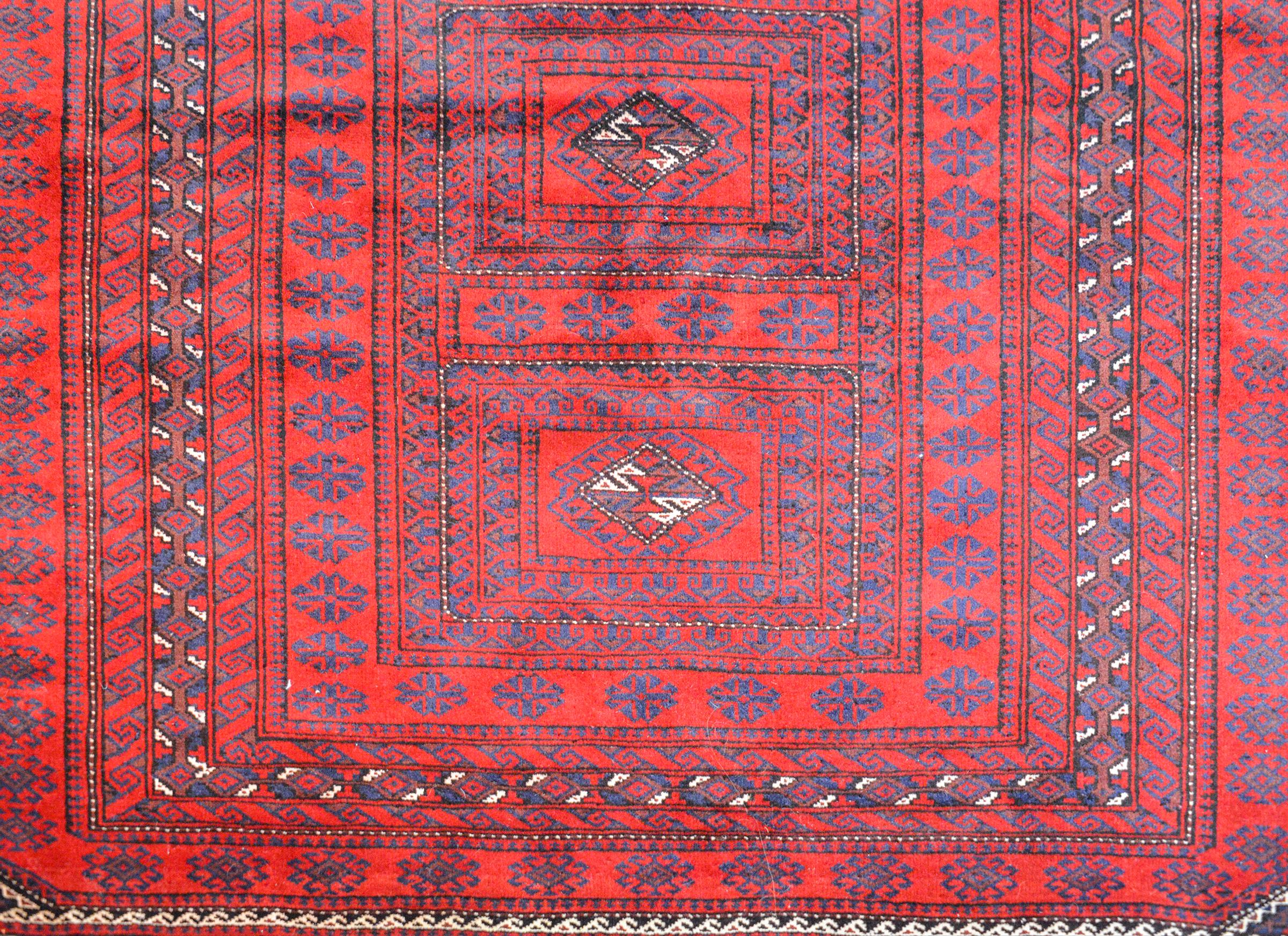 Beautiful Vintage Turkmen Rug In Good Condition For Sale In Chicago, IL