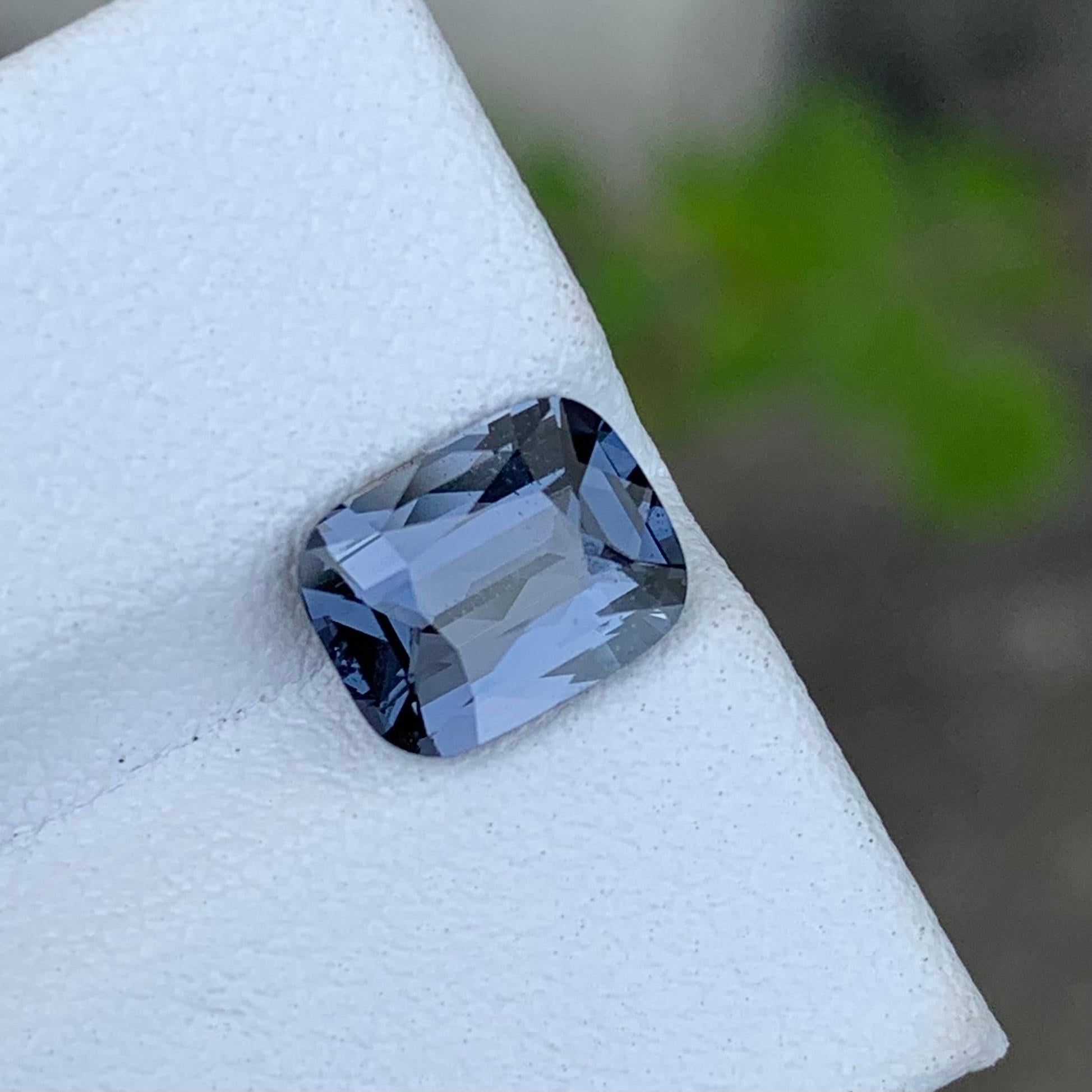 Ce superbe spinelle gris violacé de 2,06 ct est une pure magie ! Regardez-le passer d'un violet magnifique à l'intérieur à un gris sophistiqué à la lumière naturelle. D'une clarté VVS et d'un charme incroyable, c'est un véritable témoignage de l'art