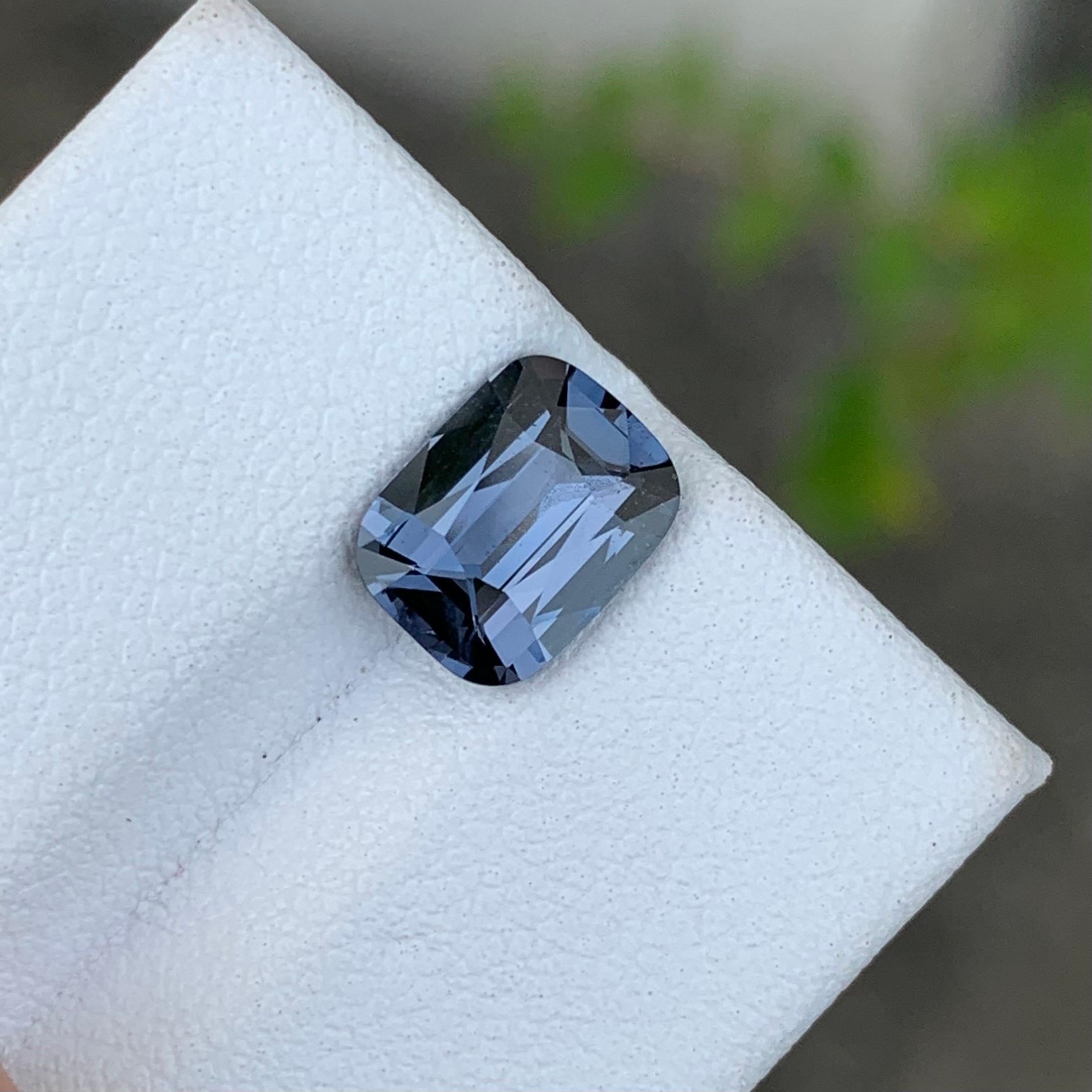 Magnifique spinelle grise voiletish 2,06 ct pierre précieuse coussin Madagascar VVSClarity Neuf à Bangkok, TH