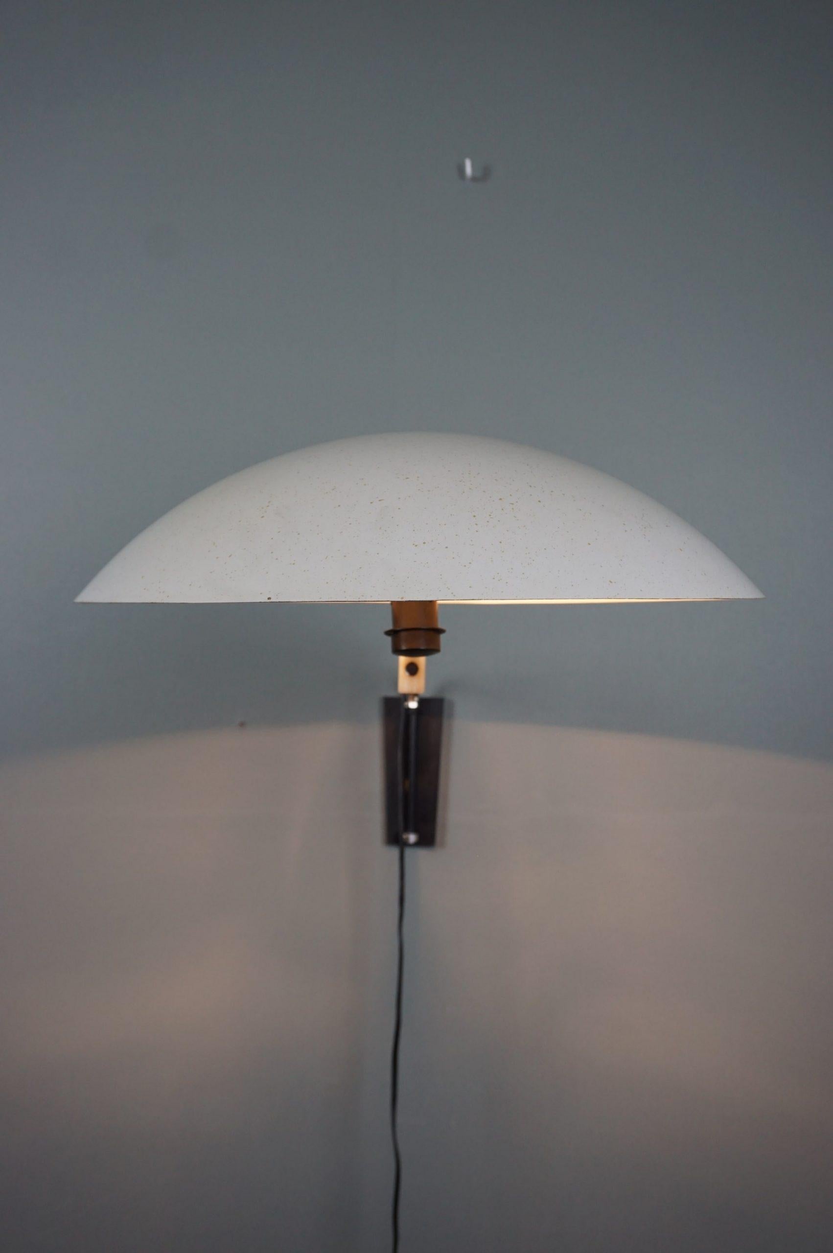 Dutch Beautiful wall lamp, Louis Kalff for Philips, NX23 For Sale
