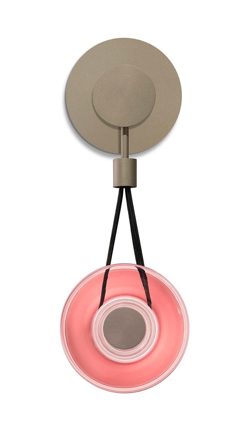 Circa
Sicis è lieta di darti il benvenuto a 'Casa'.
La misura di ispirazione classica in chiave contemporanea interpreta uno stile eclettico, elegante e raffinato. Gli interni esprimono personalità.
Una costante ricerca, l'attenzione alla qualità,