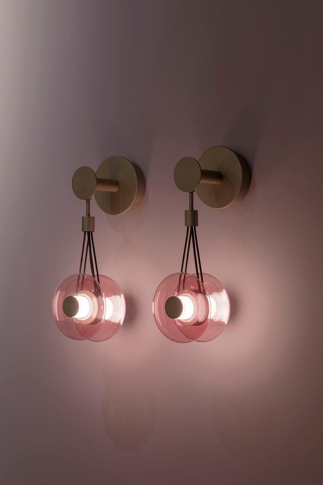 Moderno Bellissima applique in vetro colorato Bespokable Elementi decorativi in metallo in vendita