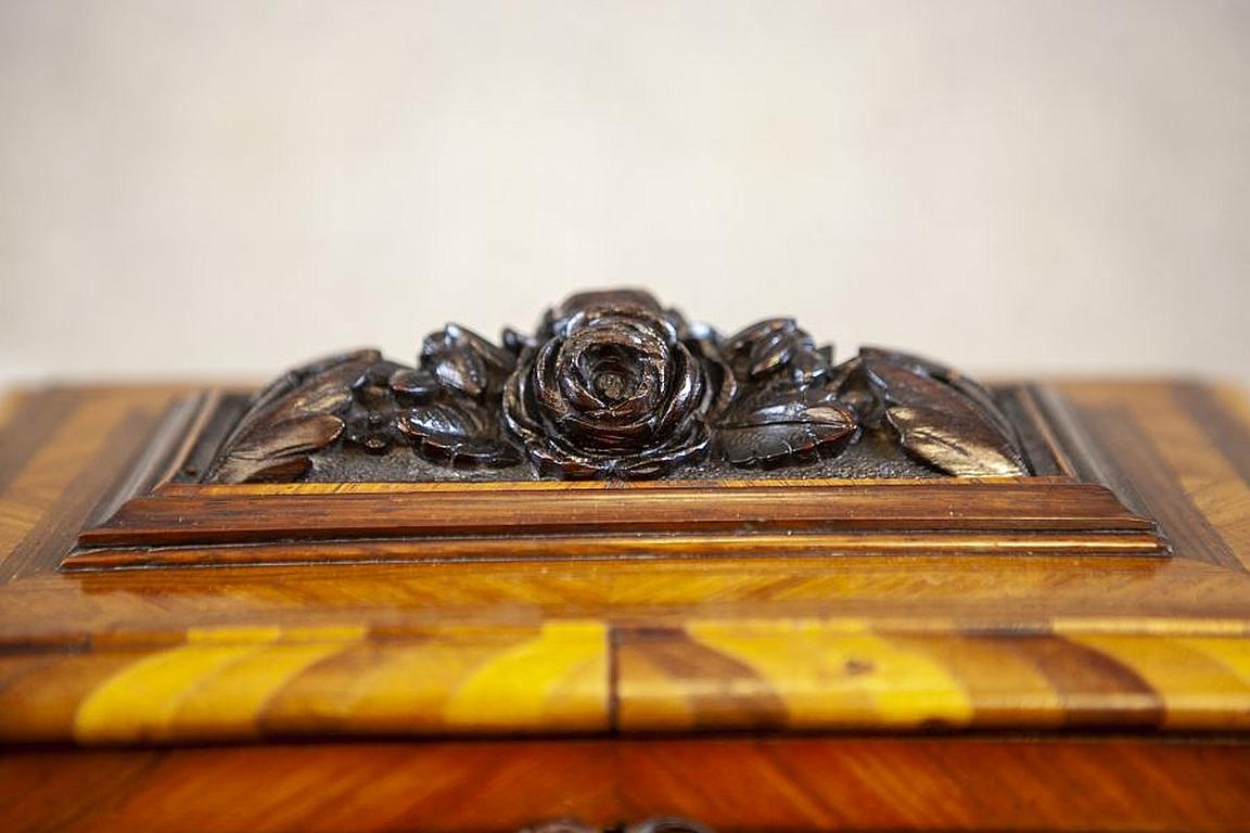 Beautiful Walnut Jewelry Box from the 19th Century with Floral Decorations For Sale 6