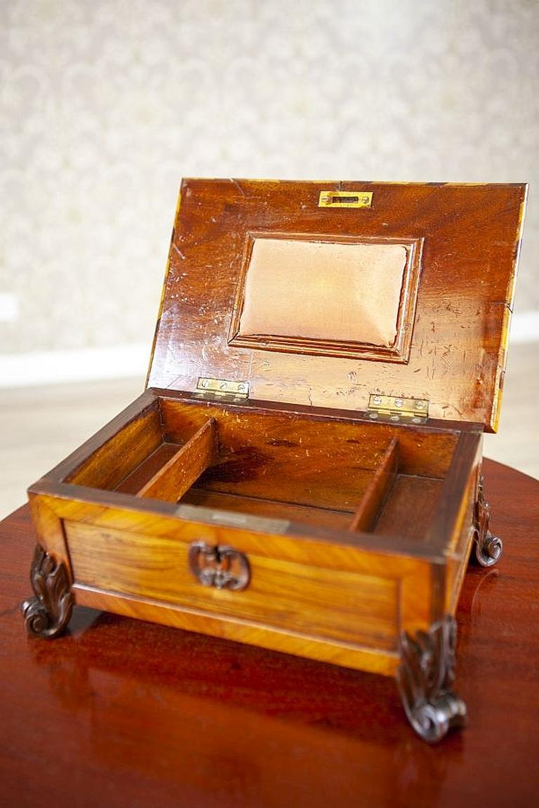 Beautiful Walnut Jewelry Box from the 19th Century with Floral Decorations For Sale 8