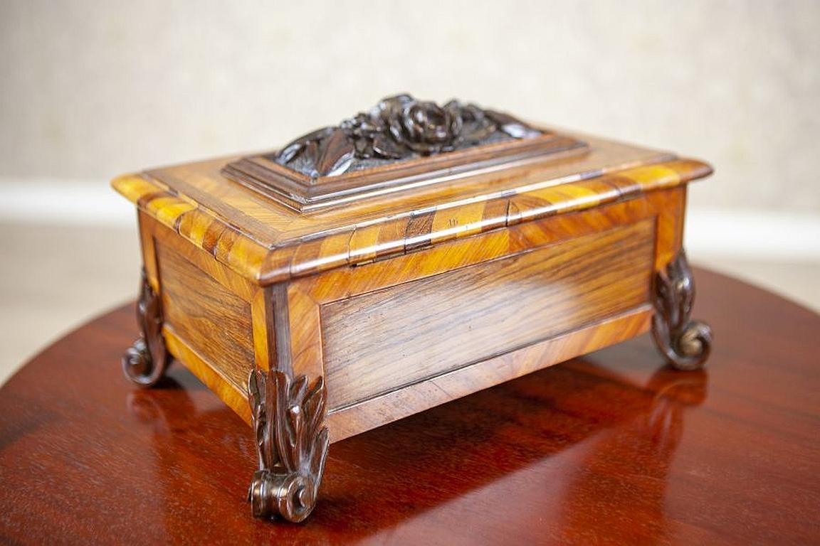 Beautiful Walnut Jewelry Box from the 19th Century with Floral Decorations

We present you this antique jewelry box with a beautiful floral decoration on the lid. The whole is supported on four legs with an ornamentation depicting leaves growing