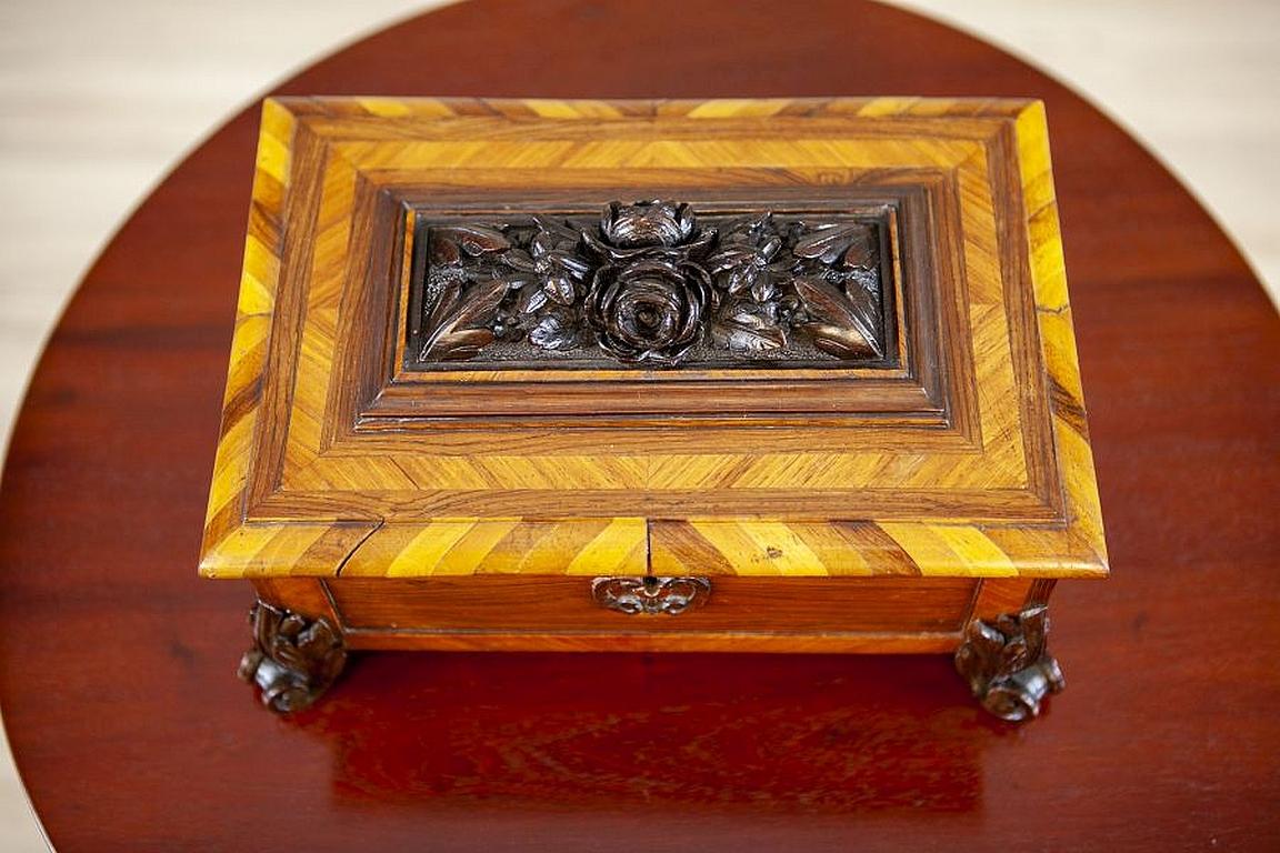 Beautiful Walnut Jewelry Box from the 19th Century with Floral Decorations In Good Condition In Opole, PL