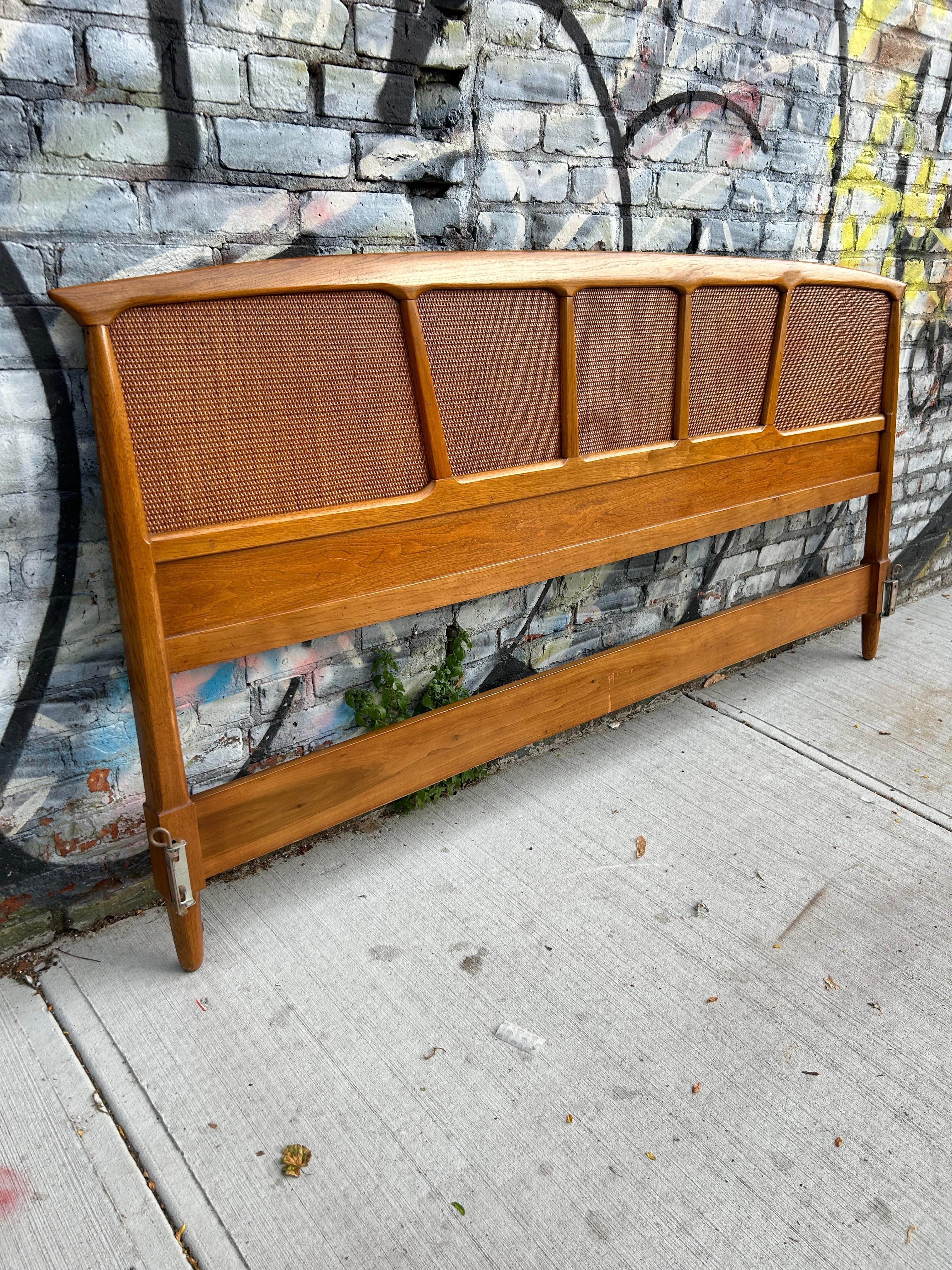 Precioso cabecero de cama King size de caña esculpida en nogal. Tapa arqueada con estructura esculpida de nogal con canes por toda la superficie. Cabecero tamaño King muy impresionante. Fabricado por Tomlinson. Fabricado en EE.UU. Situado en