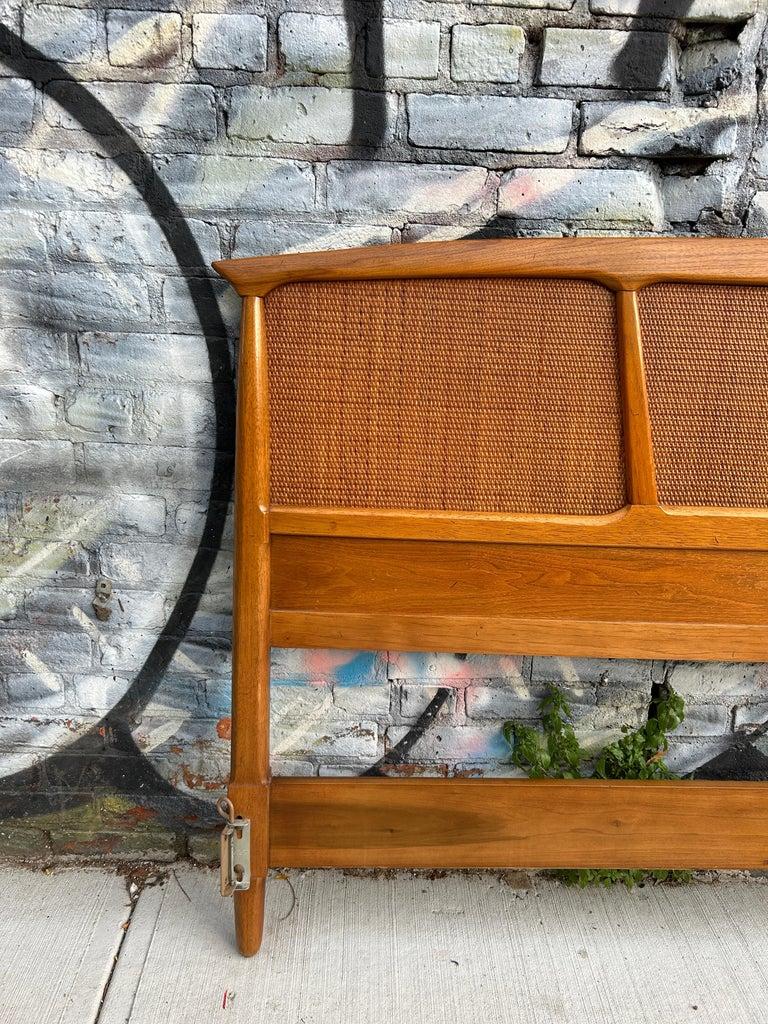 Mid-Century moderno Bellissima testiera per letto King size in canna scolpita in noce di Tomlinson in vendita