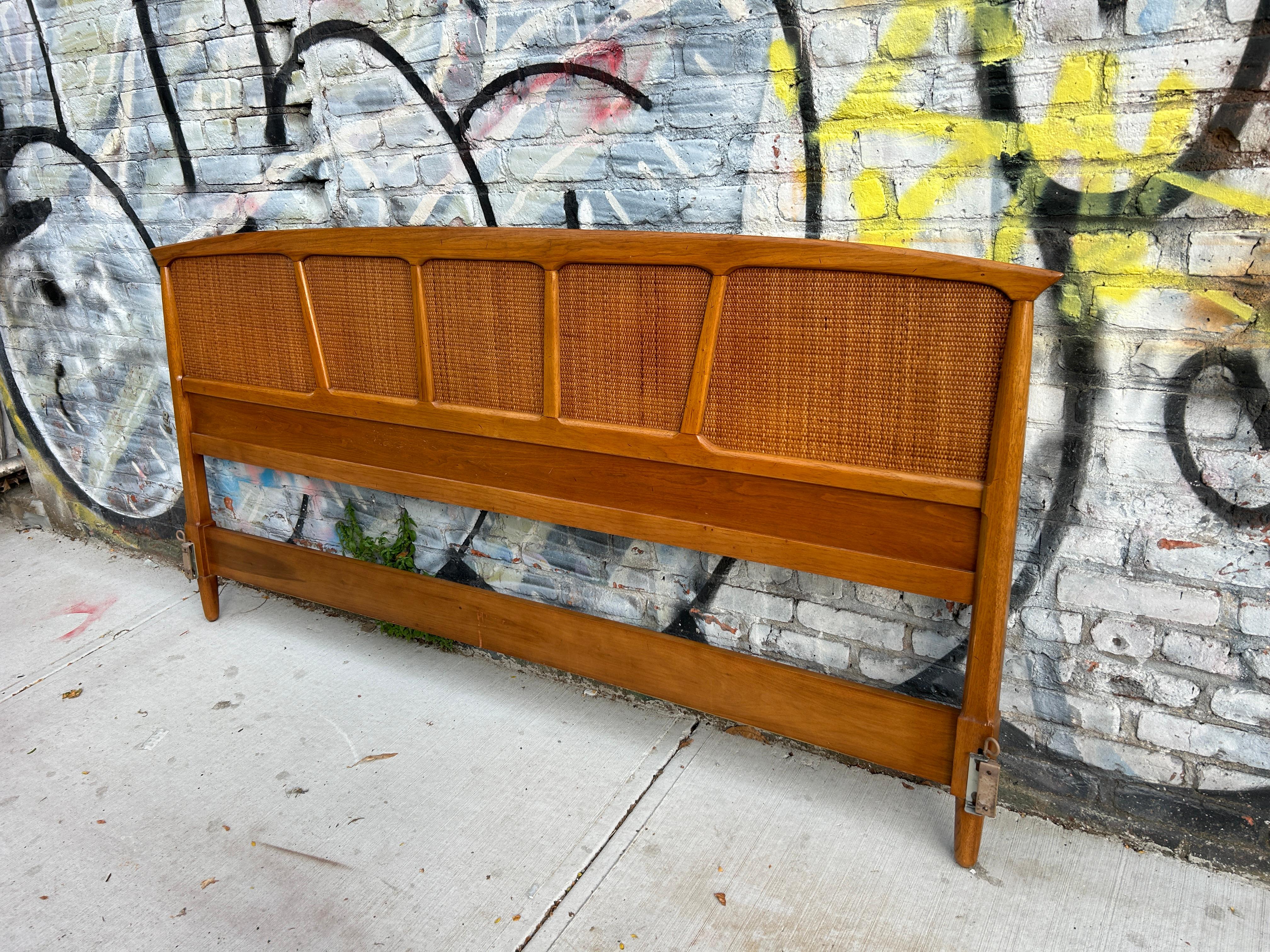 Precioso cabecero de cama King size de caña esculpida en nogal de Tomlinson en Bueno Estado en BROOKLYN, NY
