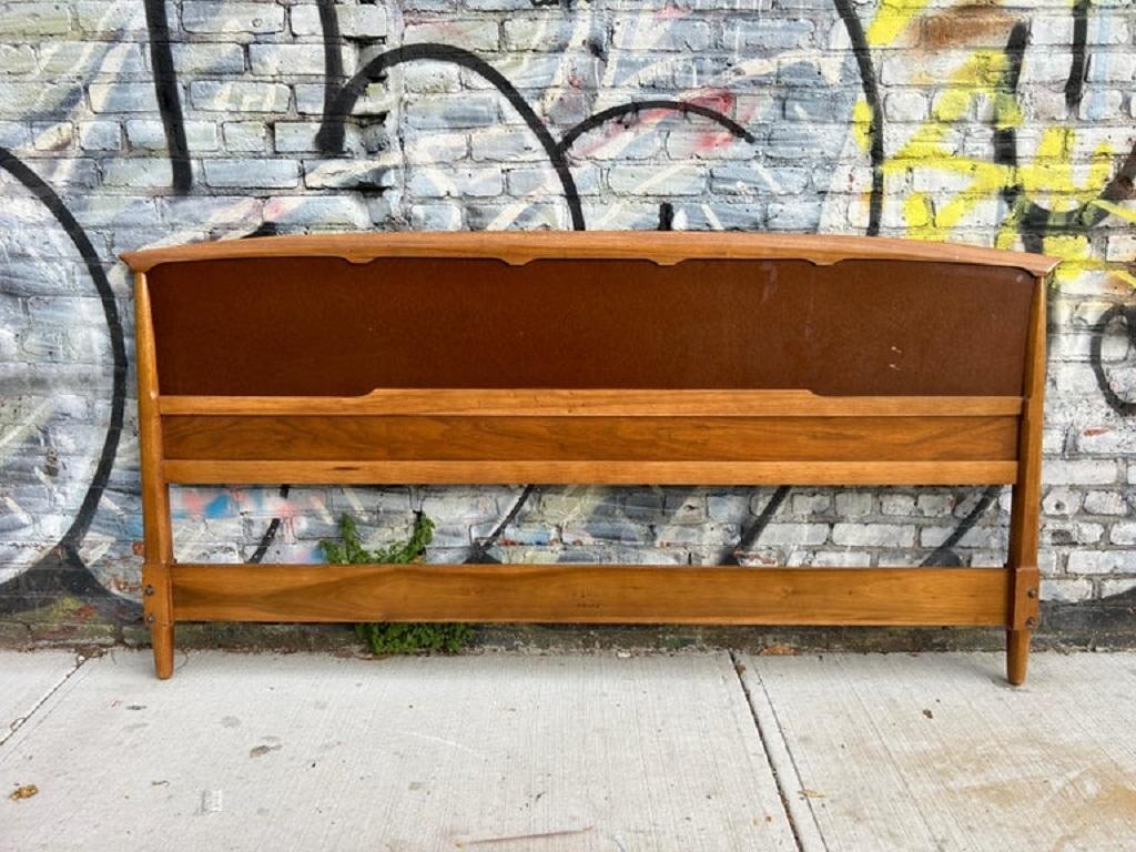 Metà XX secolo Bellissima testiera per letto King size in canna scolpita in noce di Tomlinson in vendita