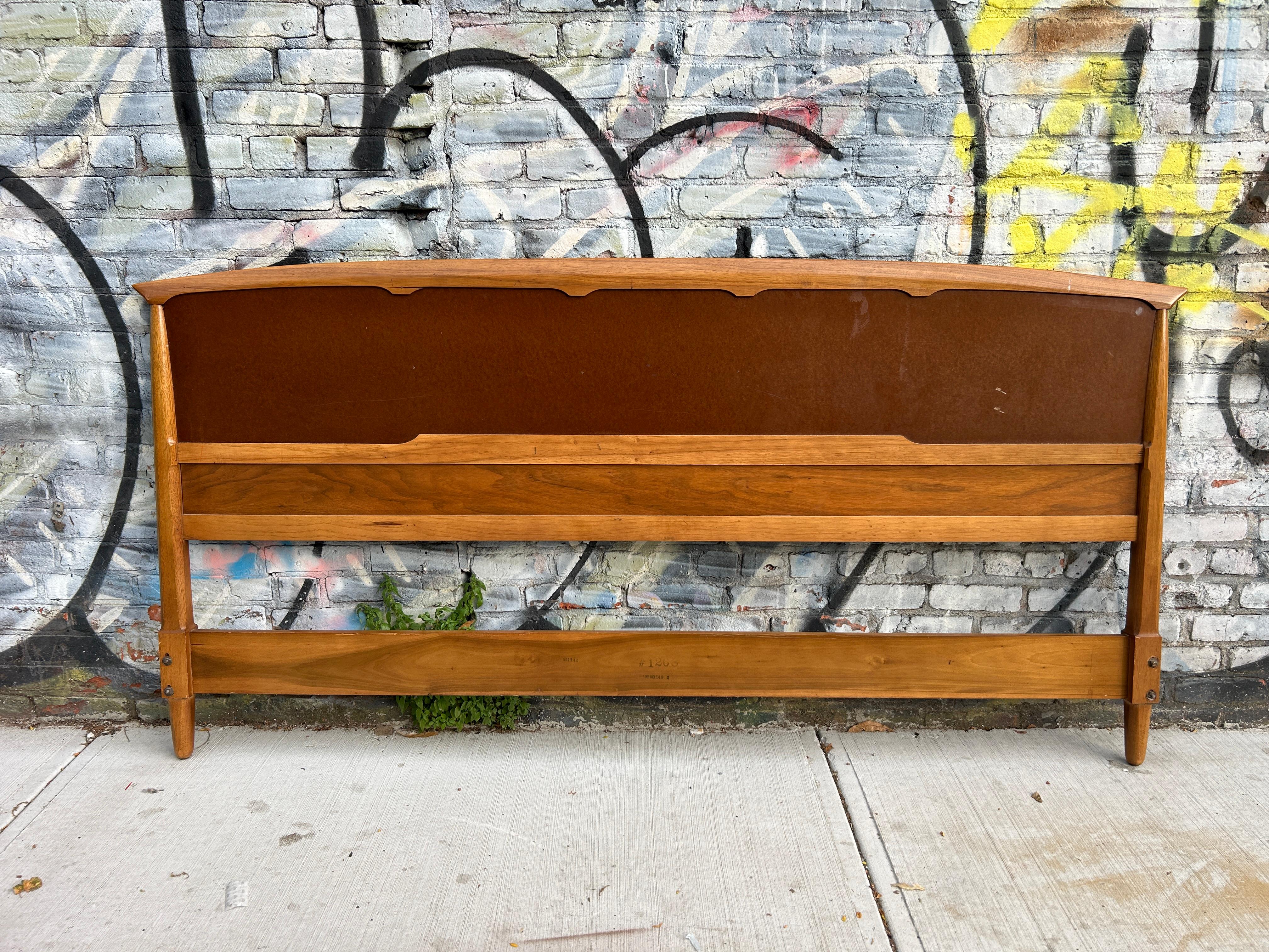 Precioso cabecero de cama King size de caña esculpida en nogal de Tomlinson mediados del siglo XX