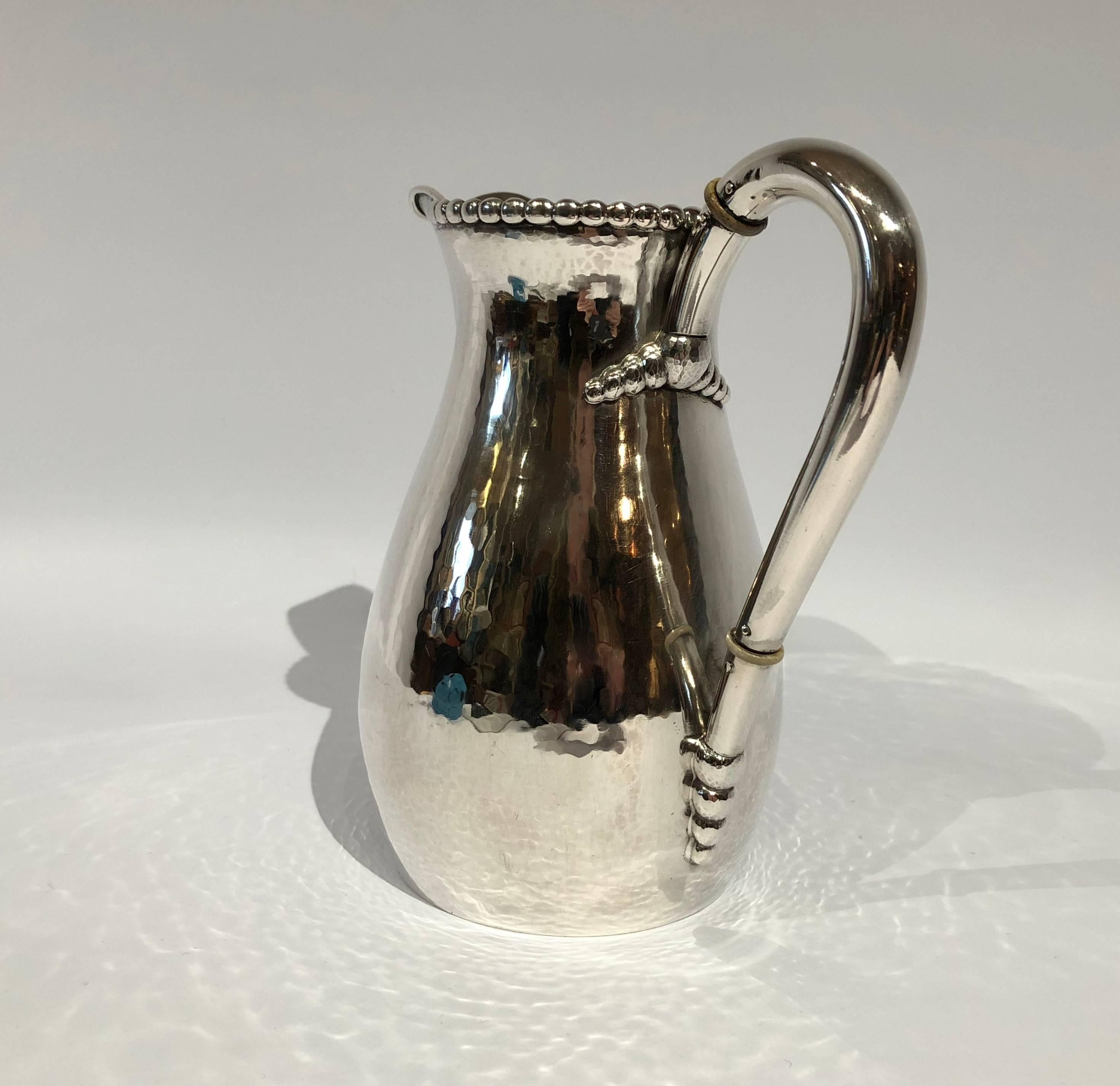 Schöner Wasserkrug aus gehämmertem, gestempeltem Silber und einfacher Perlenkante (Dänisch) im Angebot