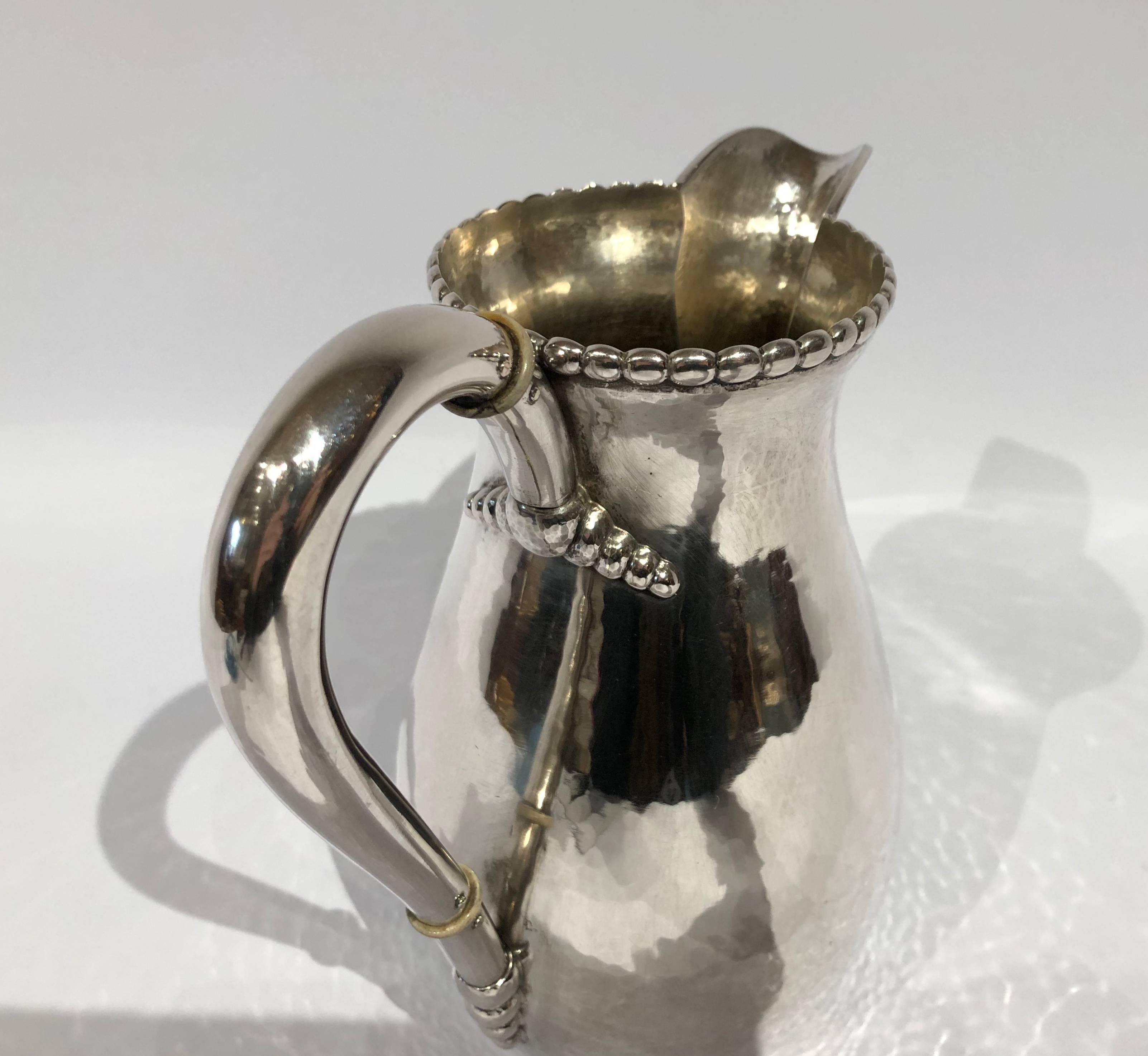 Schöner Wasserkrug aus gehämmertem, gestempeltem Silber und einfacher Perlenkante (Frühes 20. Jahrhundert) im Angebot