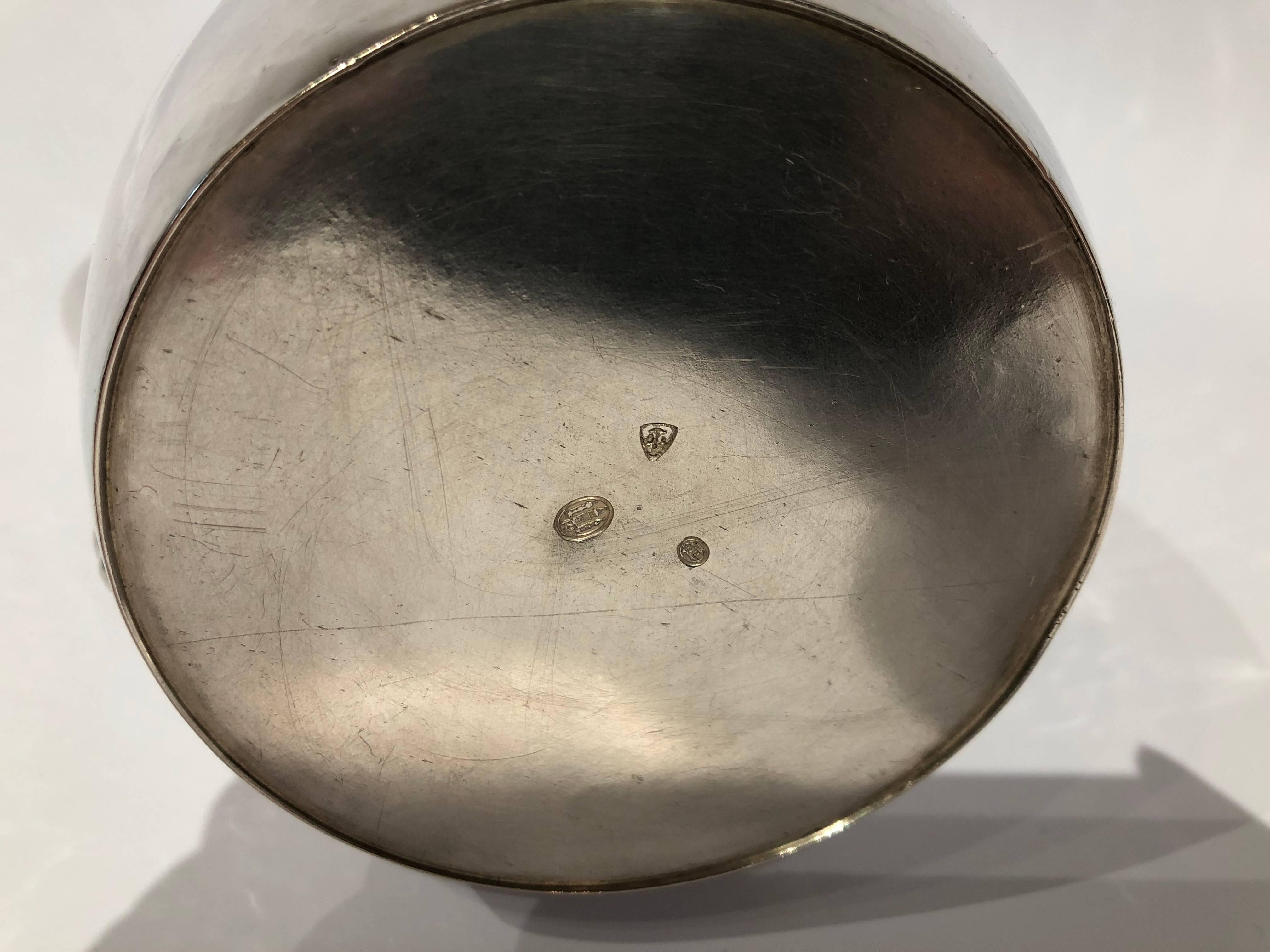 Argent Magnifique cruche à eau en argent martelé poinçonné et bord simple en perles en vente