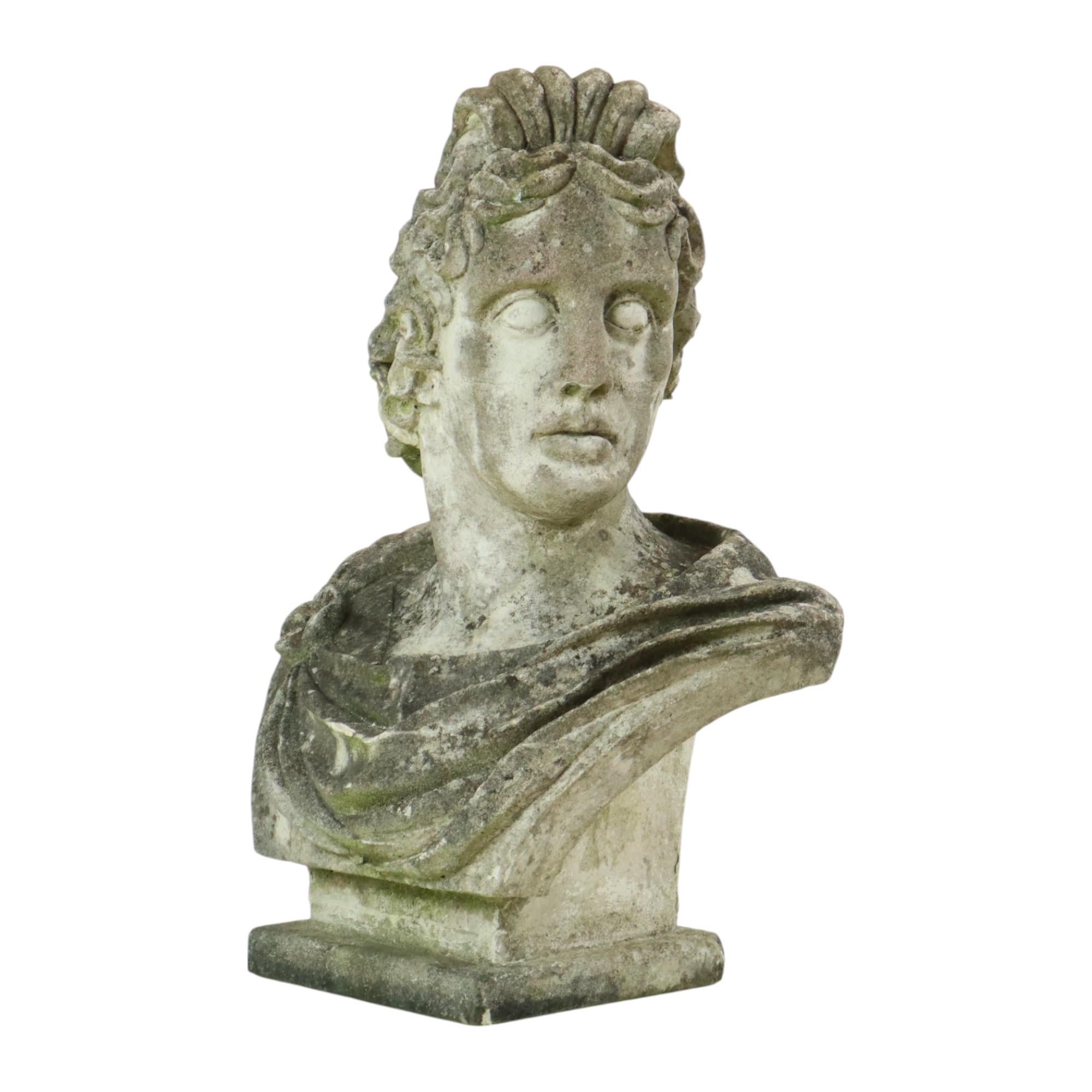 Schöne verwitterte Vintage-Büste des griechischen Gottes Apollo, große und schwere Gartenstatue aus Steinguss, um die Mitte des 20. Jahrhunderts, auf der Rückseite markiert.

Sehr beeindruckende Gartenstatue von großer Größe, sehr feine und schöne