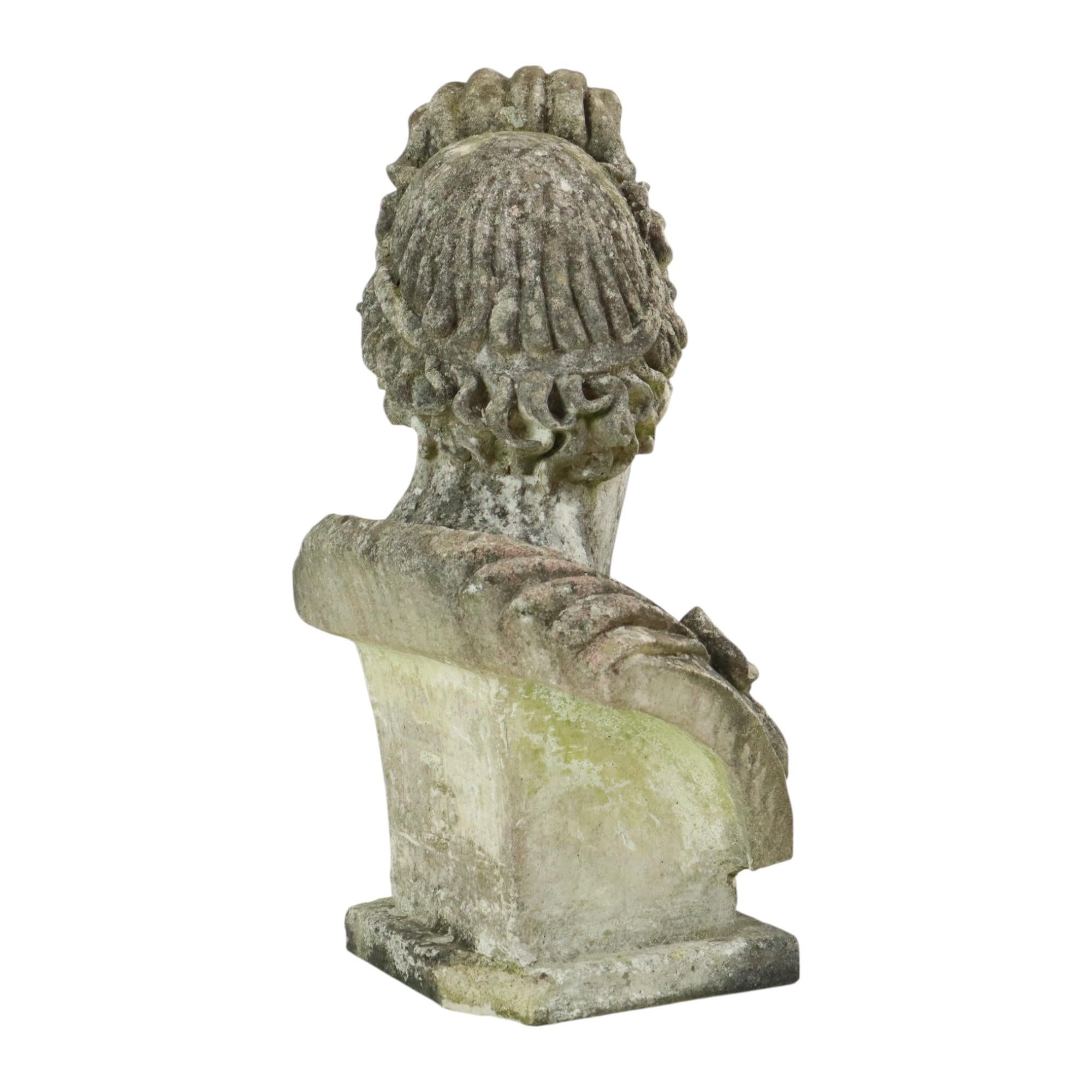 Schöne verwitterte Apollo-Büste aus Steinguss-Gartenstatue 65cm (20. Jahrhundert) im Angebot