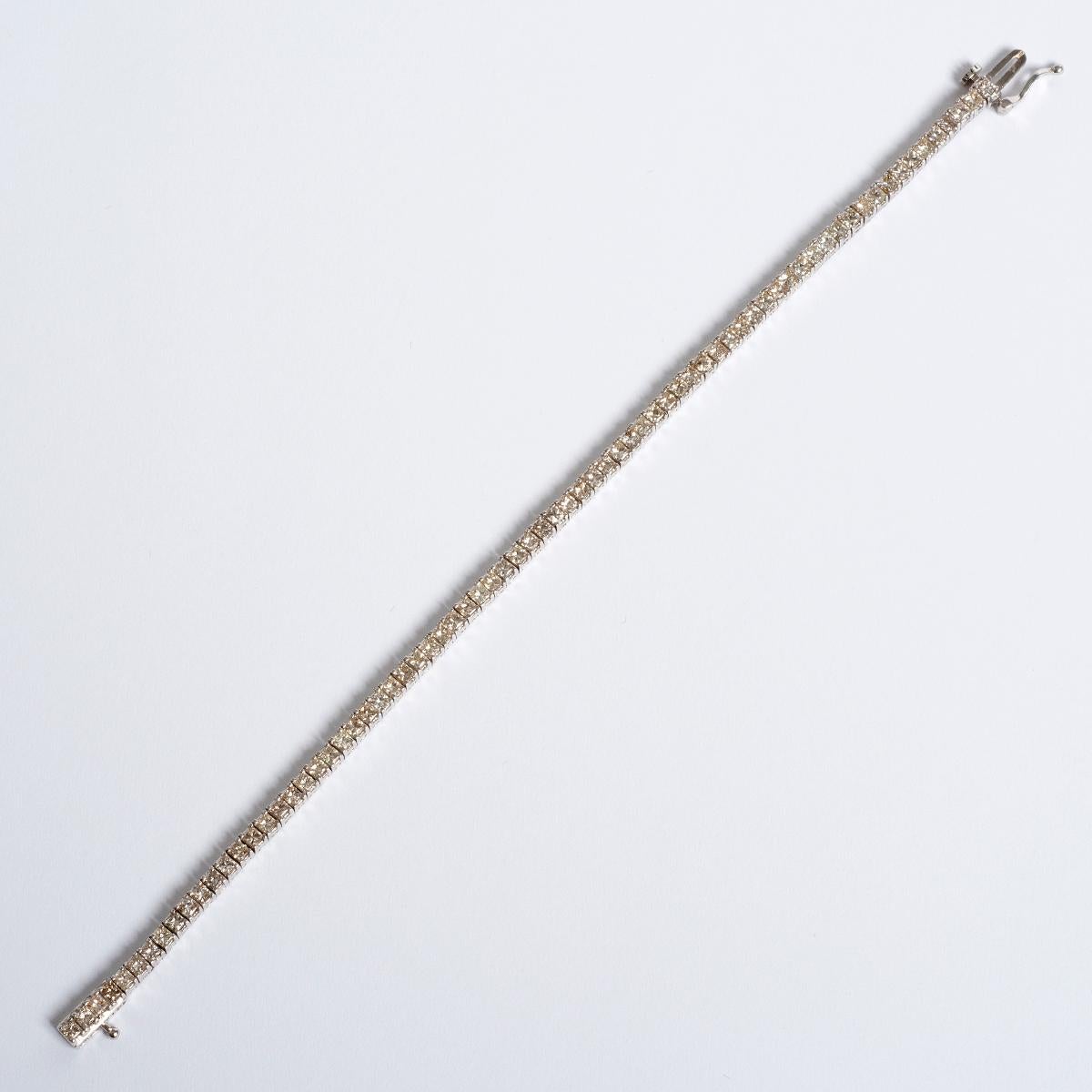 A unique piece within our carefully curated Vintage & Prestige fine jewellery collection, we are delighted to present the following: This classic 9K white gold diamond tennis bracelet measures 170mm, with 5.06ct in diamonds, a classical piece.