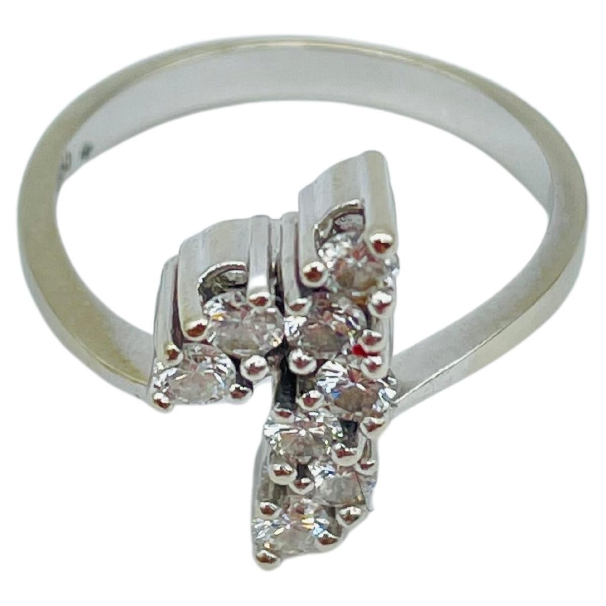 Beautiful white gold ring with small diamonds In Good Condition For Sale In Berlin, BE